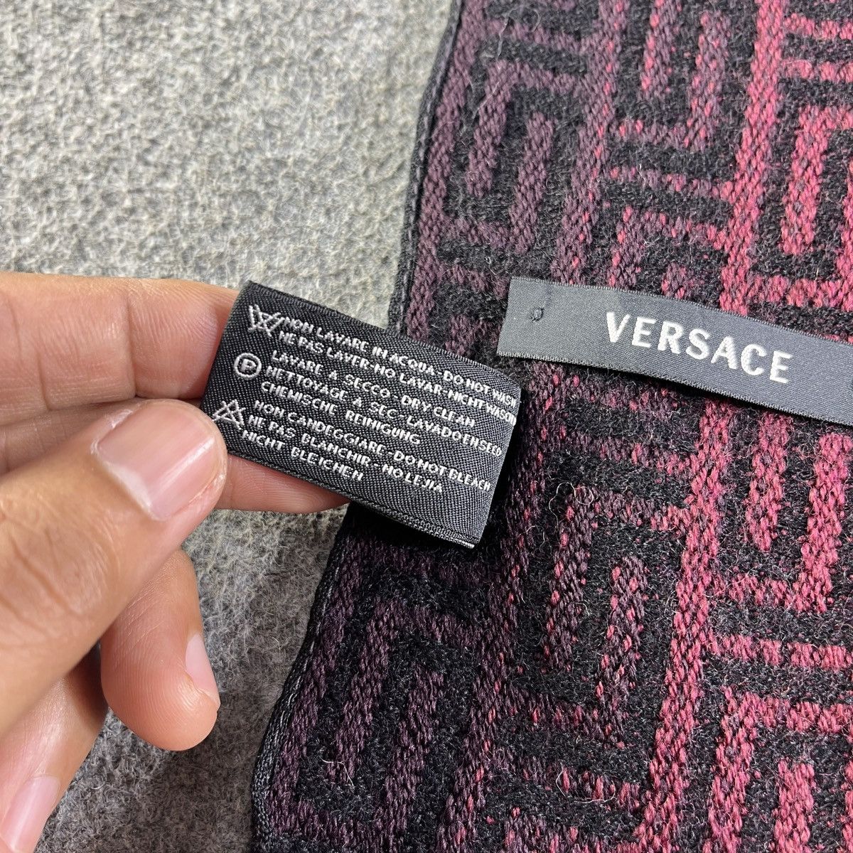 Versace Versace Scarf / Muffler / Neckwear T1158 Size ONE SIZE - 12 Thumbnail