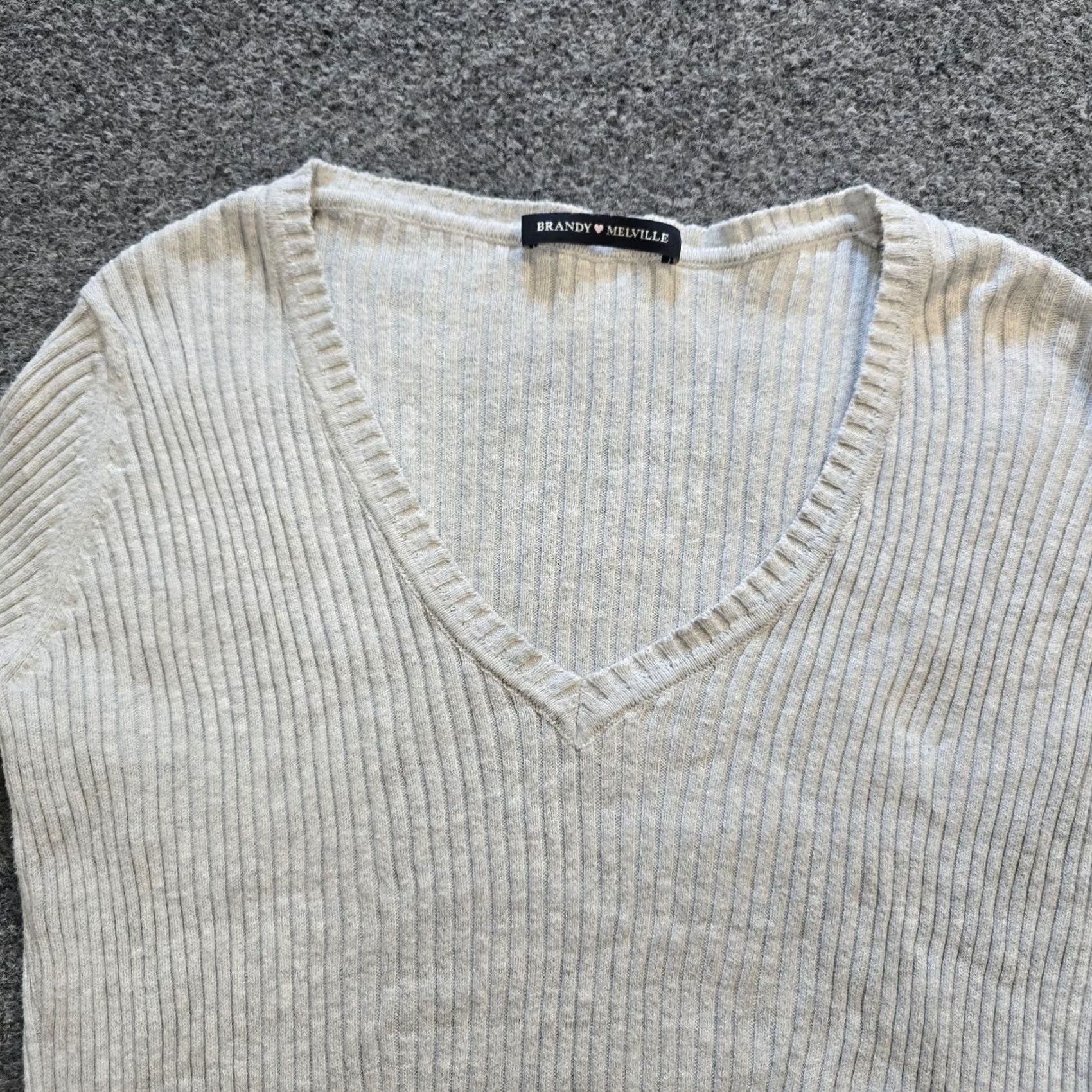 Brandy Melville Brandy Melville Sweater Womens One Size Gray Ribbed Knit Cropped Casual Minimal Pullover V-Neck Long Sleeve Knit Shirt Womens Size ONE SIZE - 2 Thumbnail
