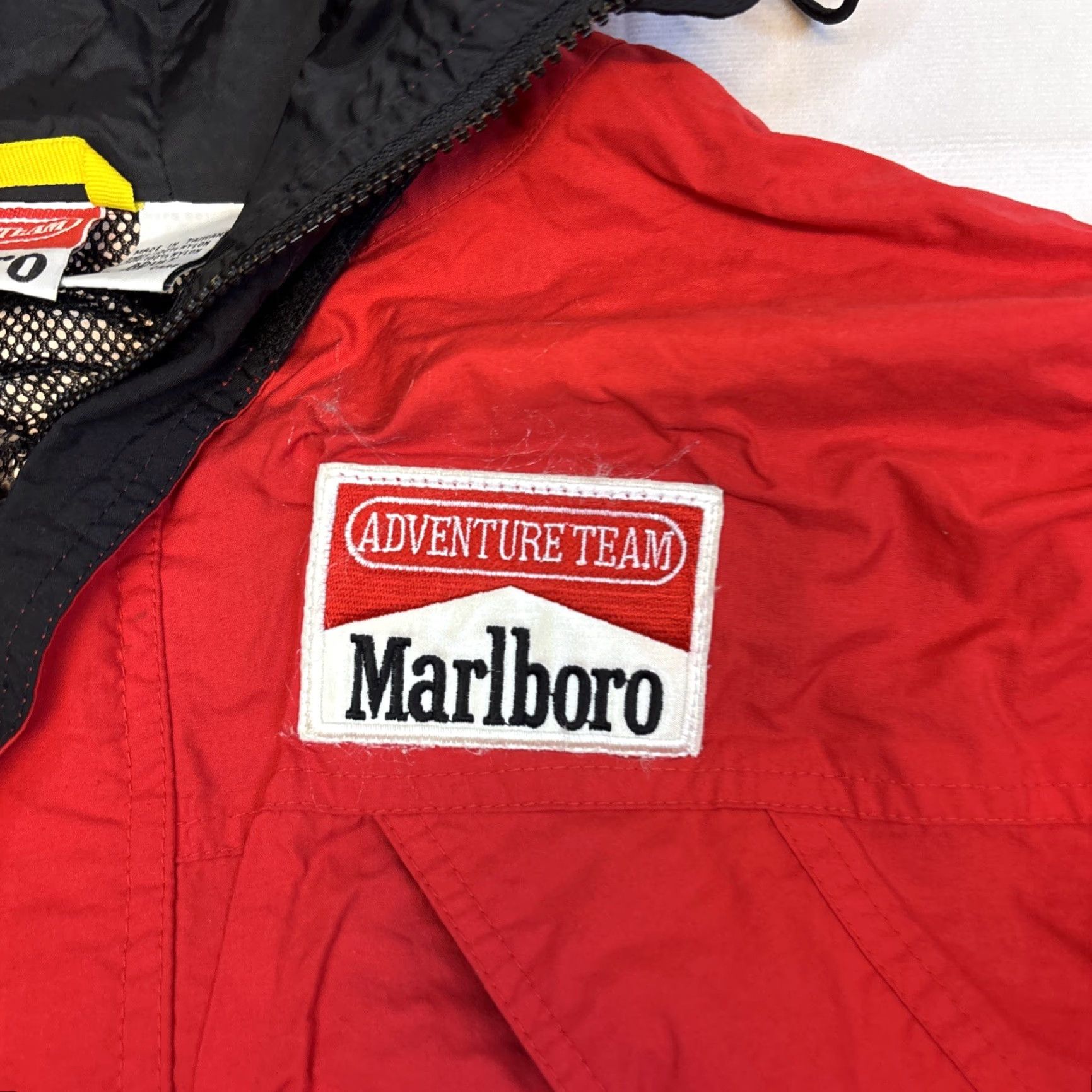 Marlboro VINTAGE Marlboro Adventure Team Jacket Mens XL Red Hooded Parka Outdoor 90s Size US XL / EU 56 / 4 - 2 Thumbnail