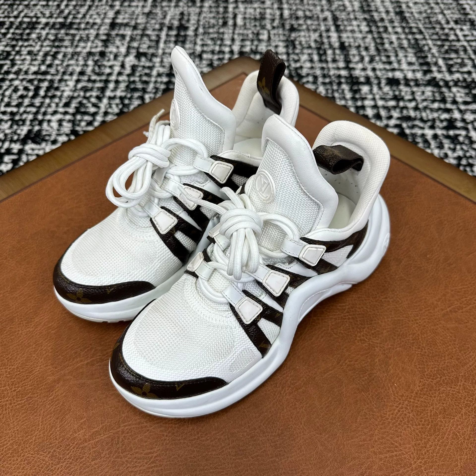 Louis Vuitton Louis Vuitton White Lowtop Sneakers it_37 Women Size US 7 / IT 37 - 1 Thumbnail