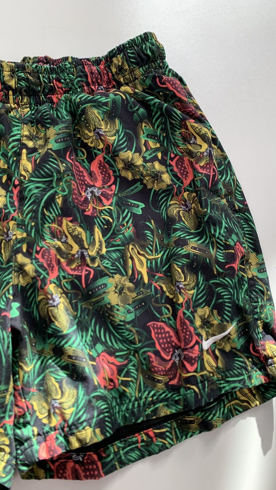 Nike Nike Shorts Flower Allover Print Hawaiian Tour Yellow Size M Size US 33 - 4 Thumbnail