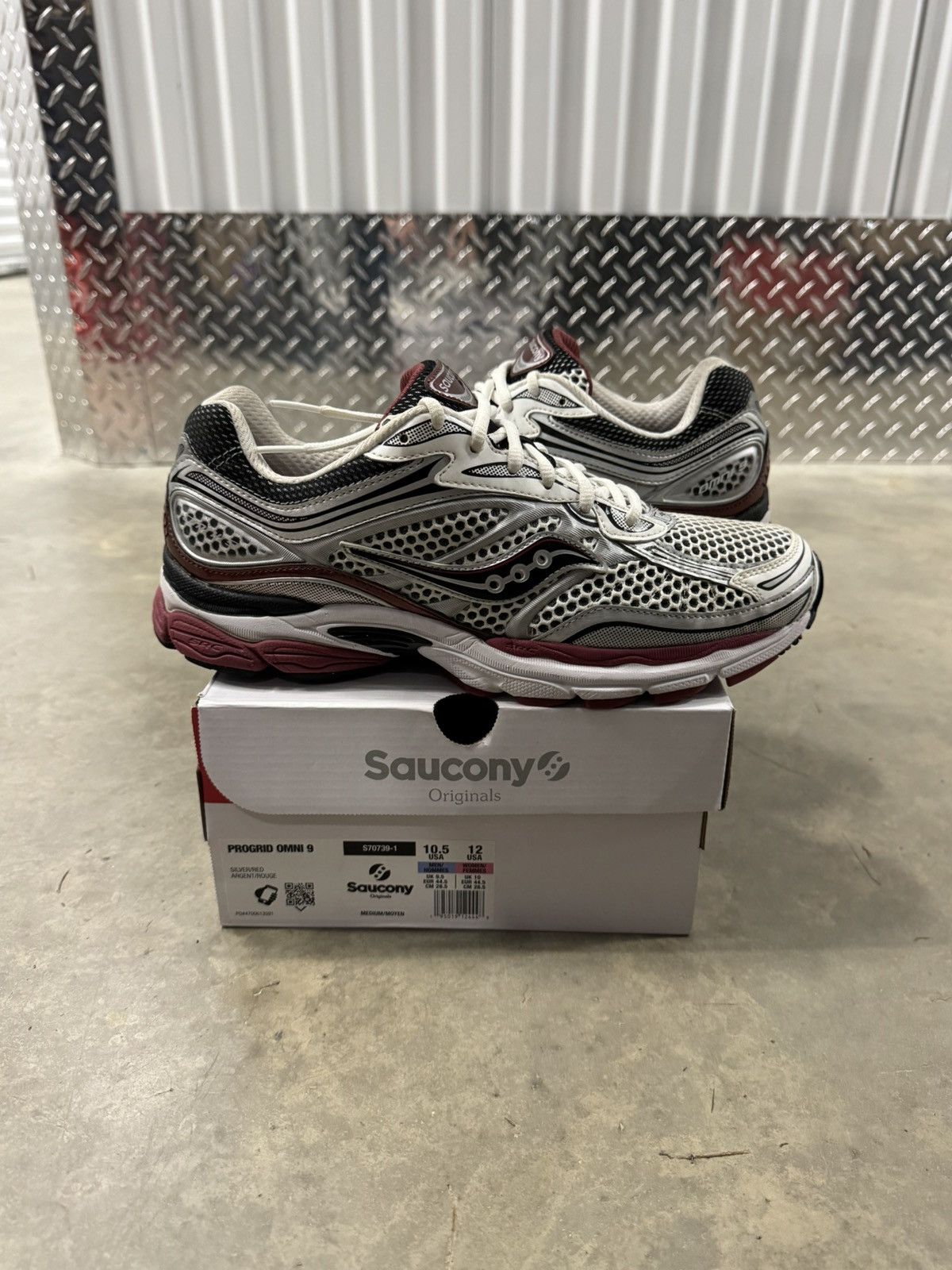 Saucony Saucony Progrid Omni 9 White Grey Red Size 10.5 Size US 10.5 / EU 43-44 - 1 Thumbnail