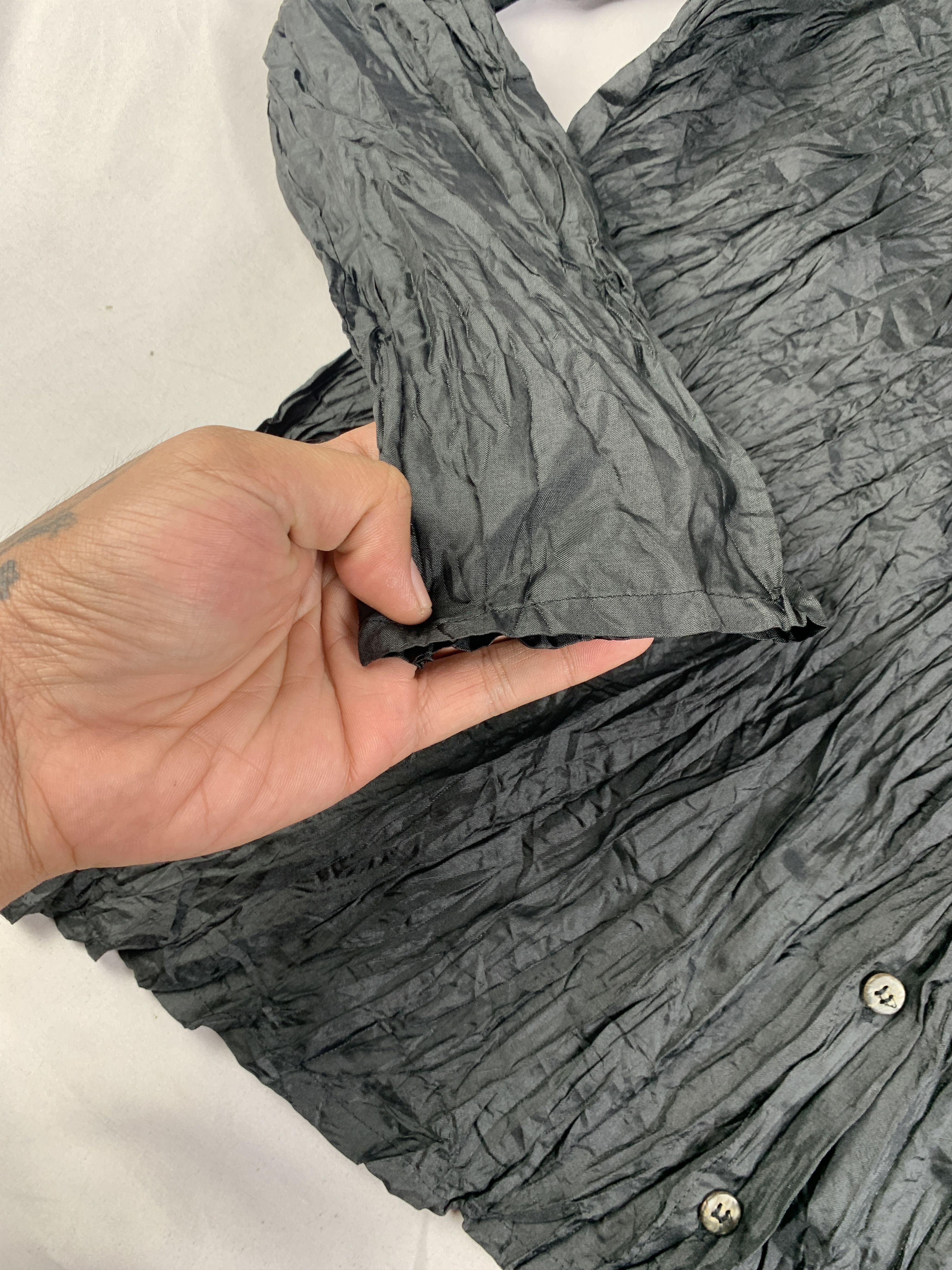 Japanese Brand 2000s Vert Dense Black Wrinkle Pleats Shirt (M) Size M / US 6-8 / IT 42-44 - 5 Thumbnail
