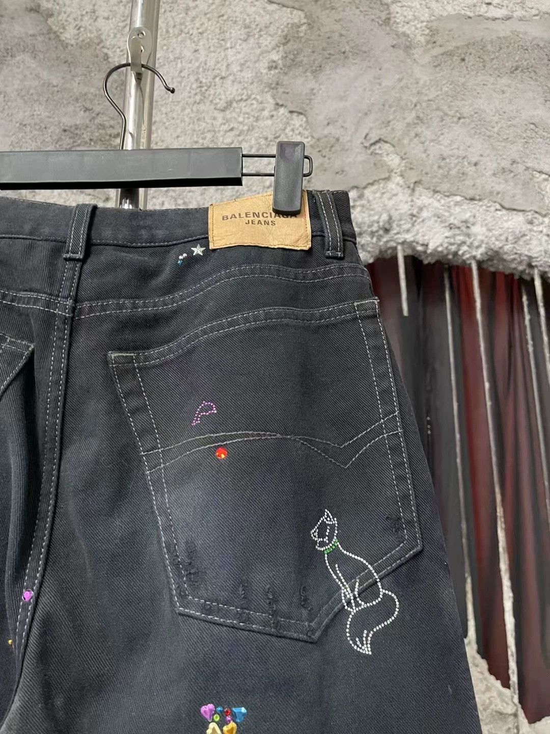 Balenciaga Balenciaga distressed rhinestone cat graffiti jeans Size 28" / US 6 / IT 42 - 5 Thumbnail