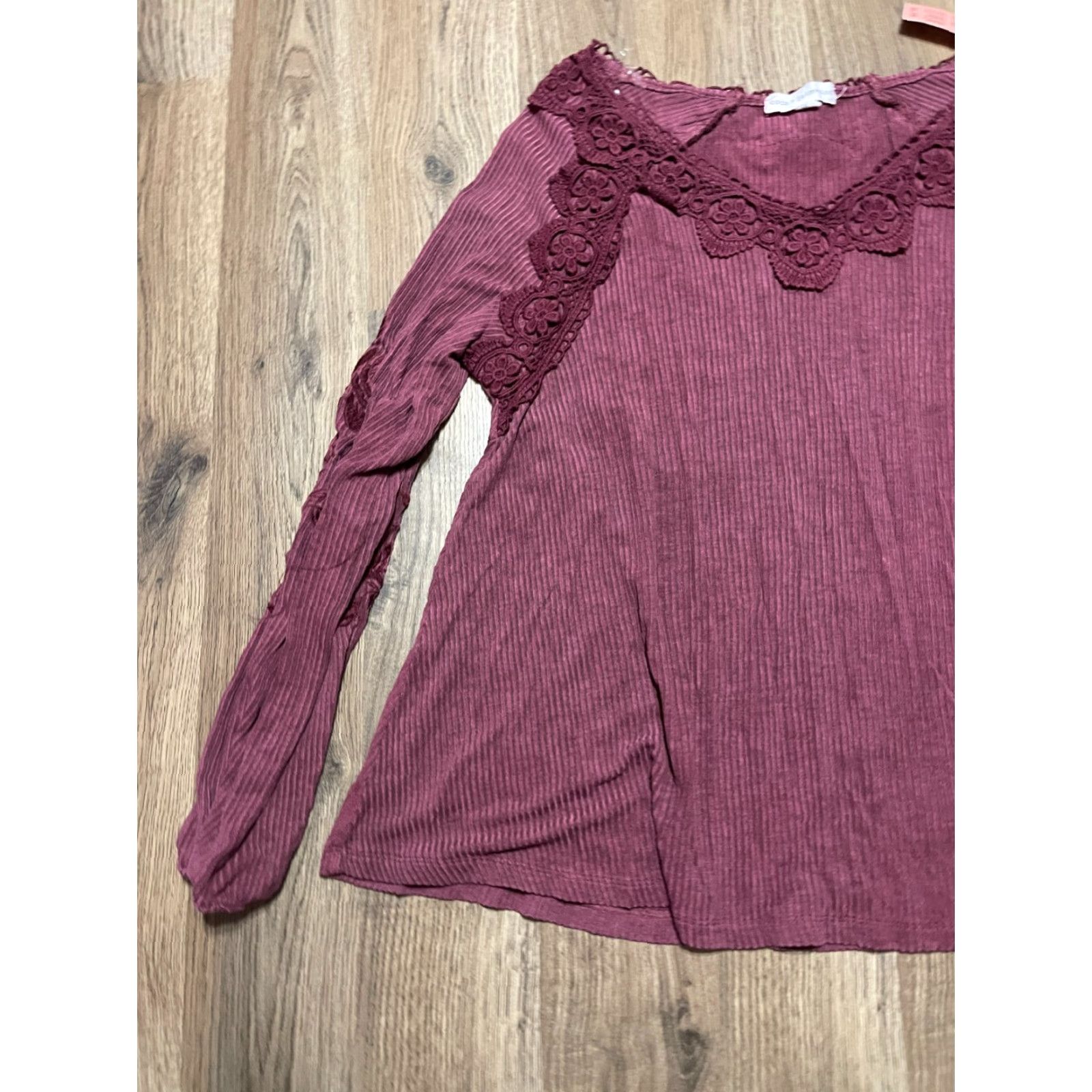 Vintage Coco+Jaimeson Shirt Women's XS Purple Roses on Sleeve T-Shirt V-Neck Long Sleeve Casual Basic Modern Rose Pattern Adults Size XS / US 0-2 / IT 36-38 - 3 Thumbnail