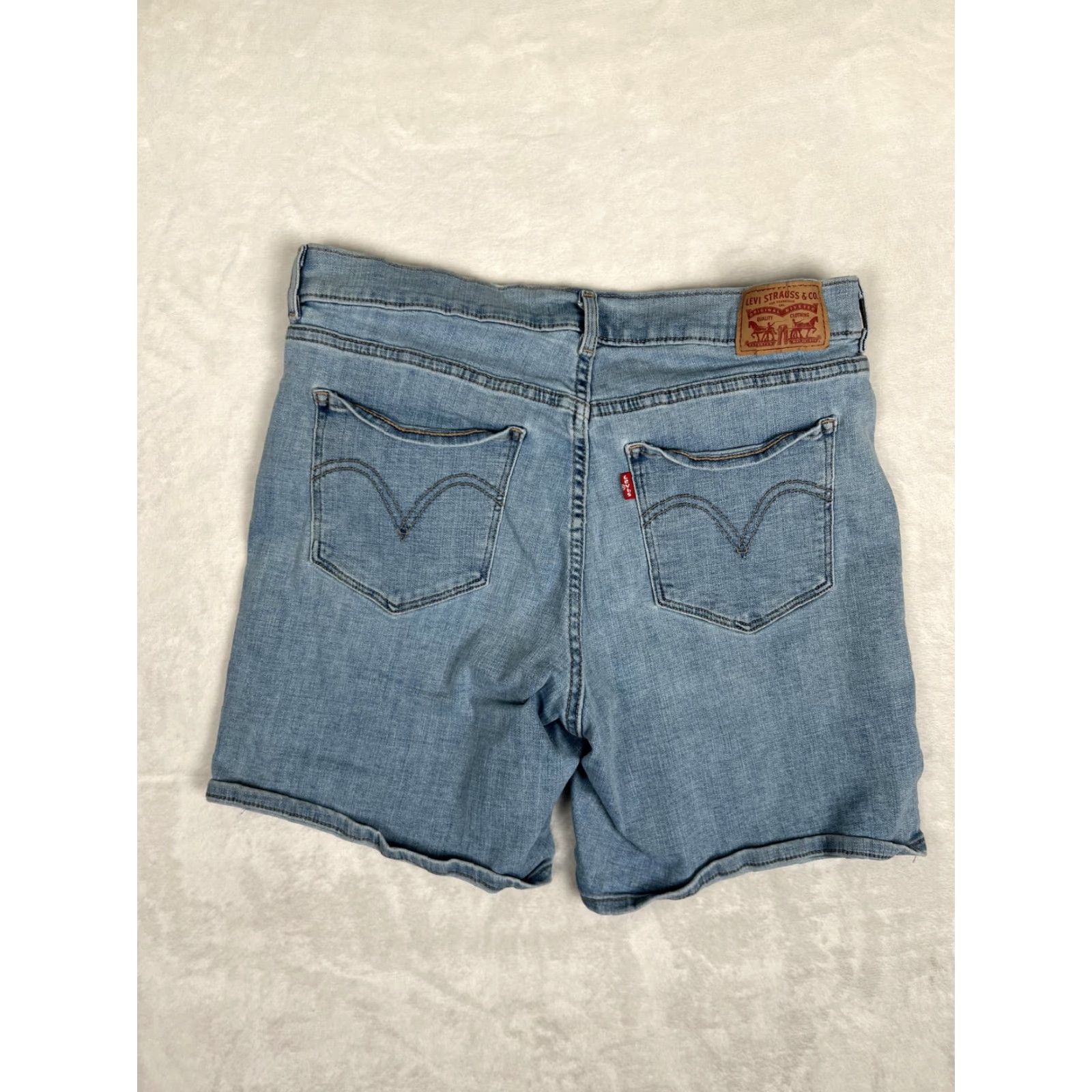 Levi's Levi's Classic Shorts Women Blue Light Wash Denim 5-Pocket Bermuda 30 Inseam 6.5 in Stretch Flat Front Casual Size 30" / US 8 / IT 44 - 7 Thumbnail