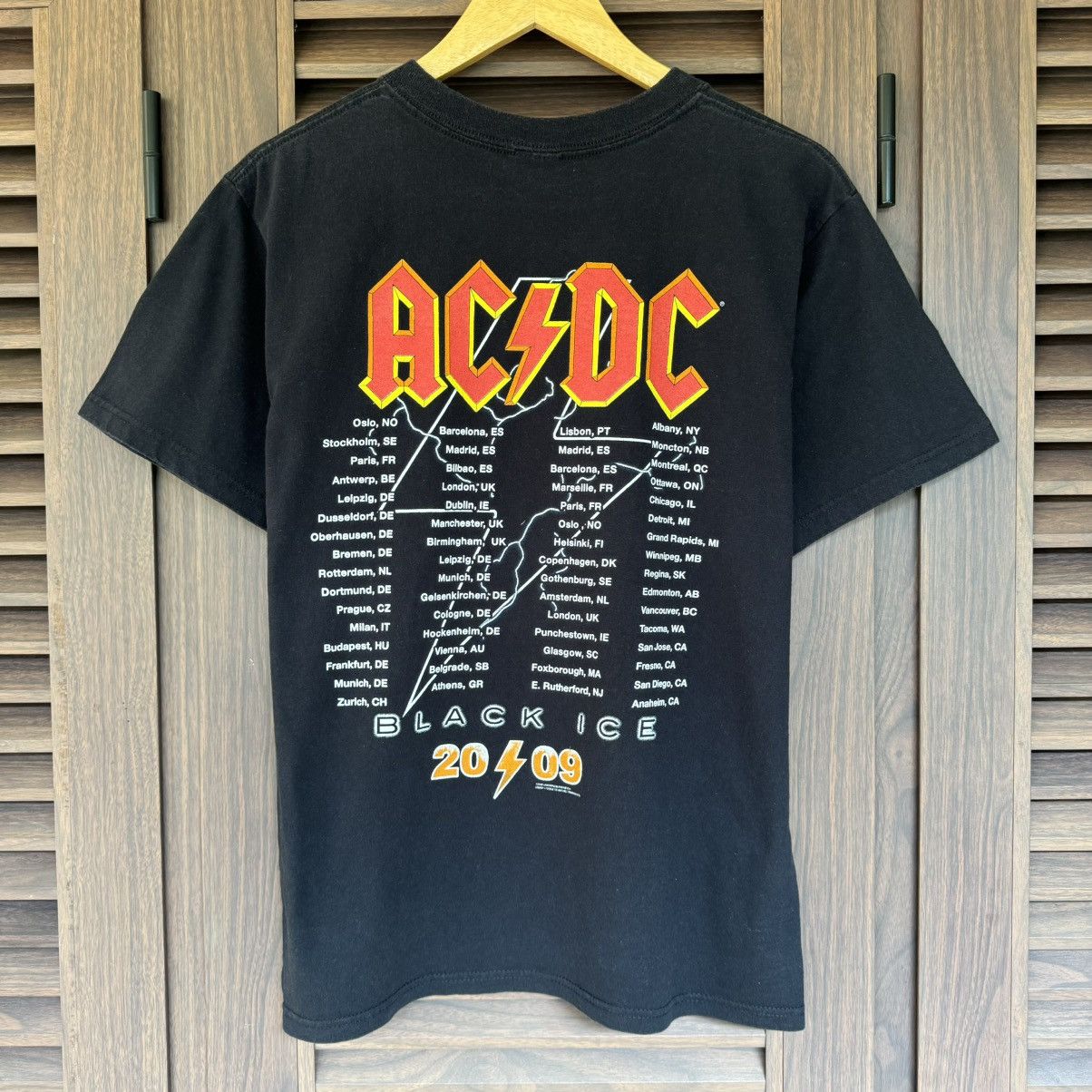 AC/DC × Band Tees × Vintage Vintage ACDC Black Ice World Tour Size US M / EU 48-50 / 2 - 4 Thumbnail