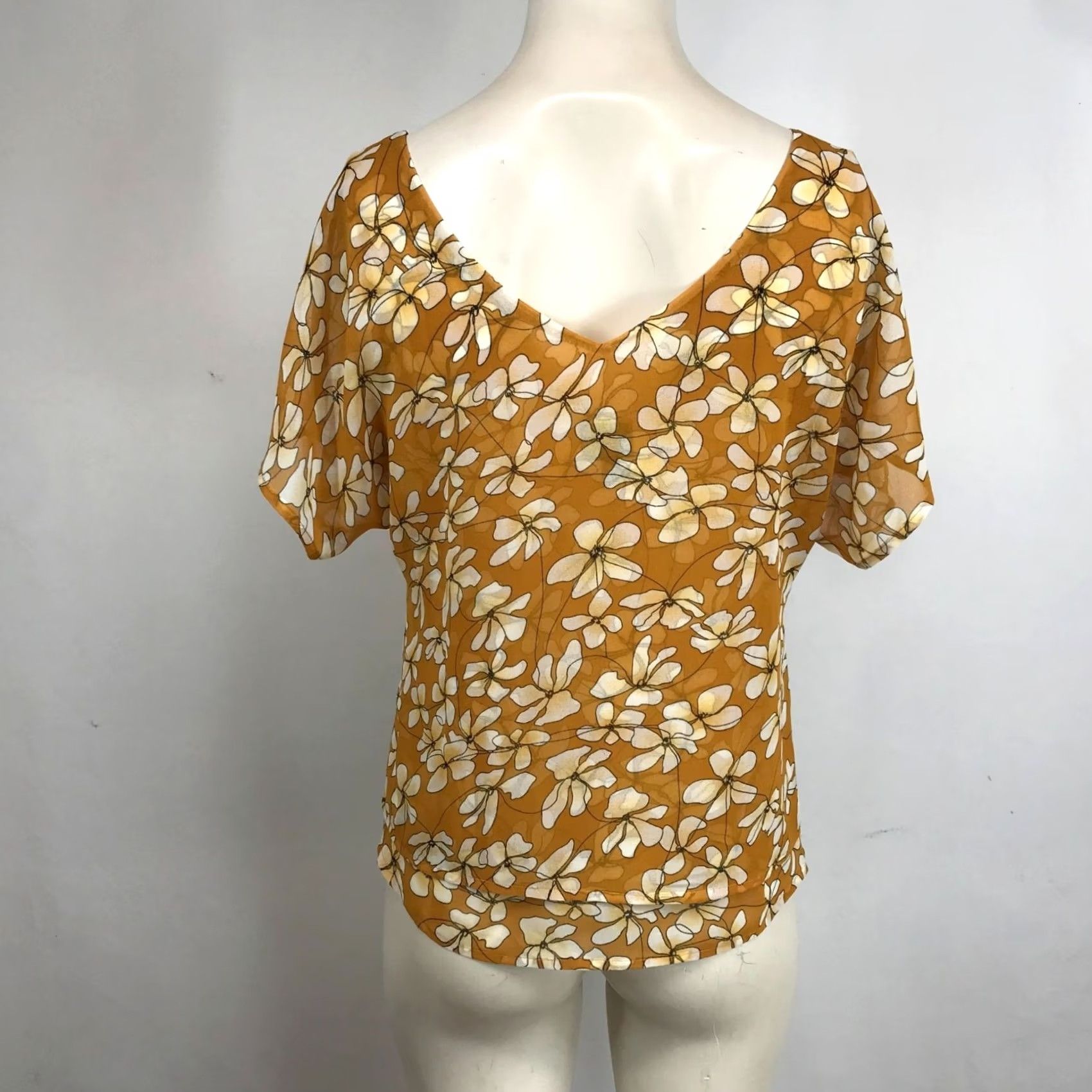 Vintage CABI Womens XS Mustard Floral Short Sleeve V Neck Top Shirt Size XS / US 0-2 / IT 36-38 - 5 Thumbnail