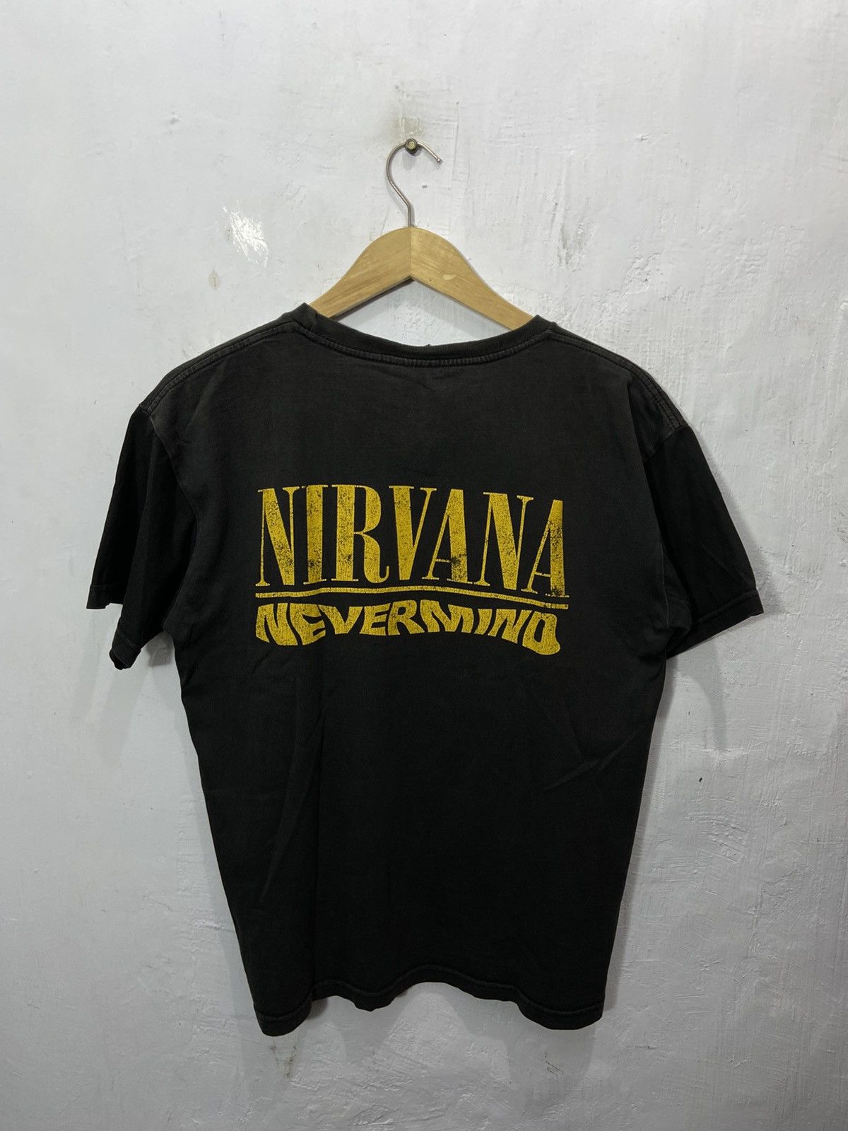 Band Tees Vintage Thrashed Nirvana Nevermind Sun Faded Tshirt 90s Size US L / EU 52-54 / 3 - 8 Thumbnail