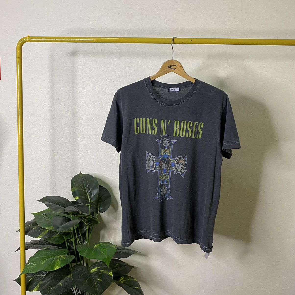 Guns N' Roses × Japanese Brand 2017 Browny x Gun N Roses Vintage Graphic Collaboration Tee Size US M / EU 48-50 / 2 - 1 Thumbnail
