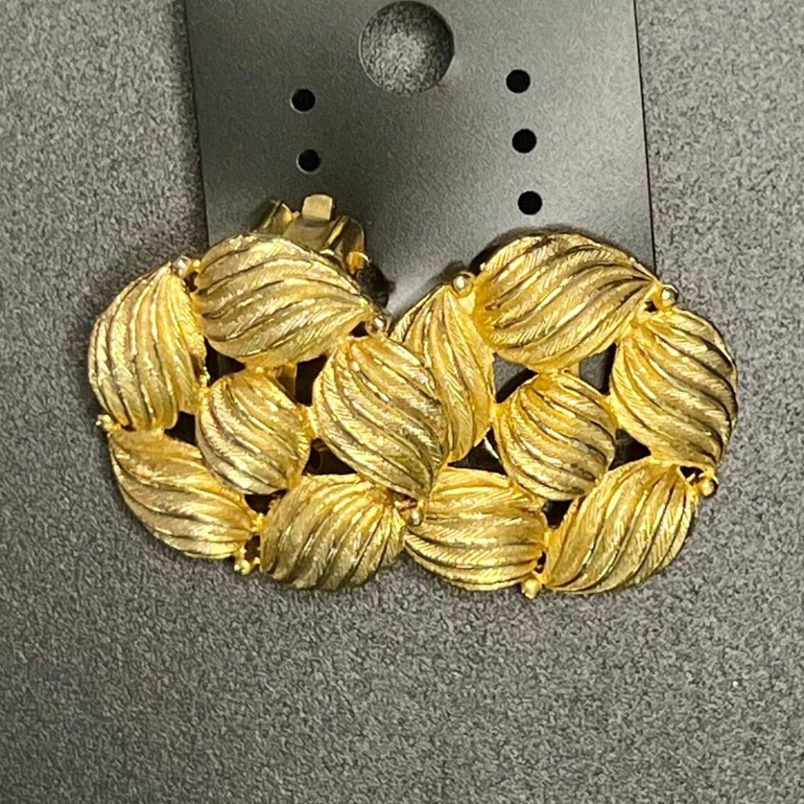 & Other Stories Lisner, Goldtone Shell Swirl Design Clip Earrings, EC, 1” Size ONE SIZE - 1 Preview