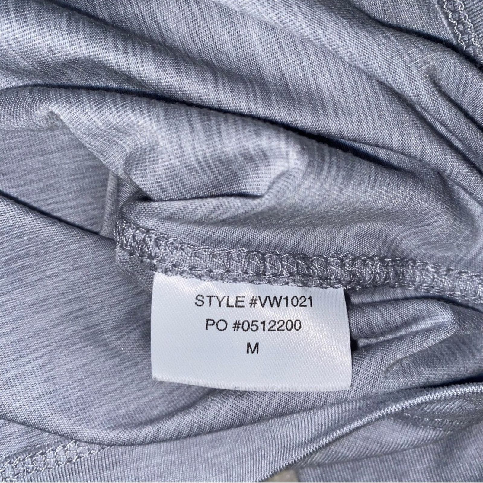 Vuori VUORI $85 LUX Long Sleeve Crop Mock Tee Gray MEDIUM EUC Size M / US 6-8 / IT 42-44 - 6 Thumbnail