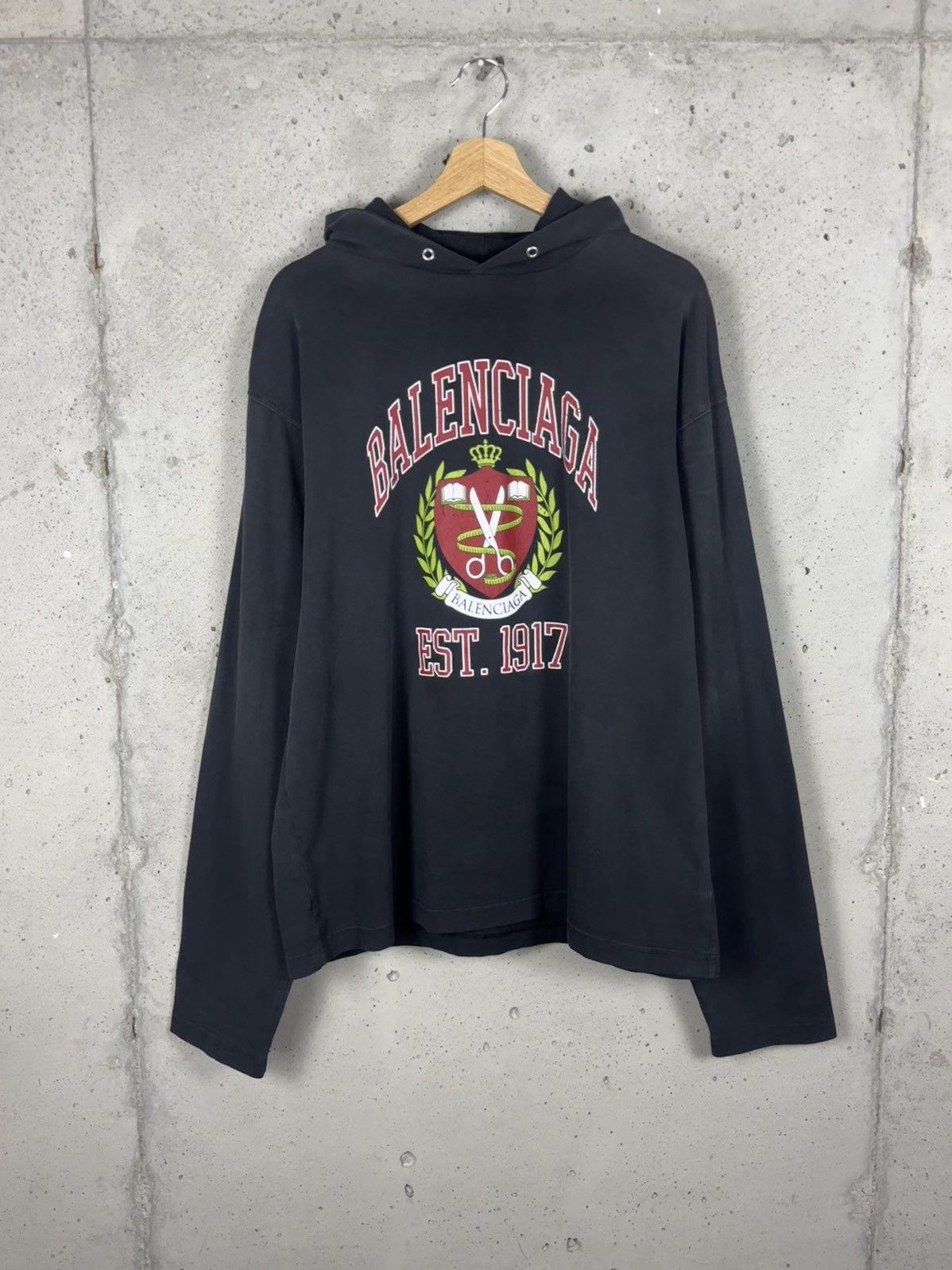 Balenciaga Balenciaga Crest Logo Hoodie Size US L / EU 52-54 / 3 - 1 Thumbnail
