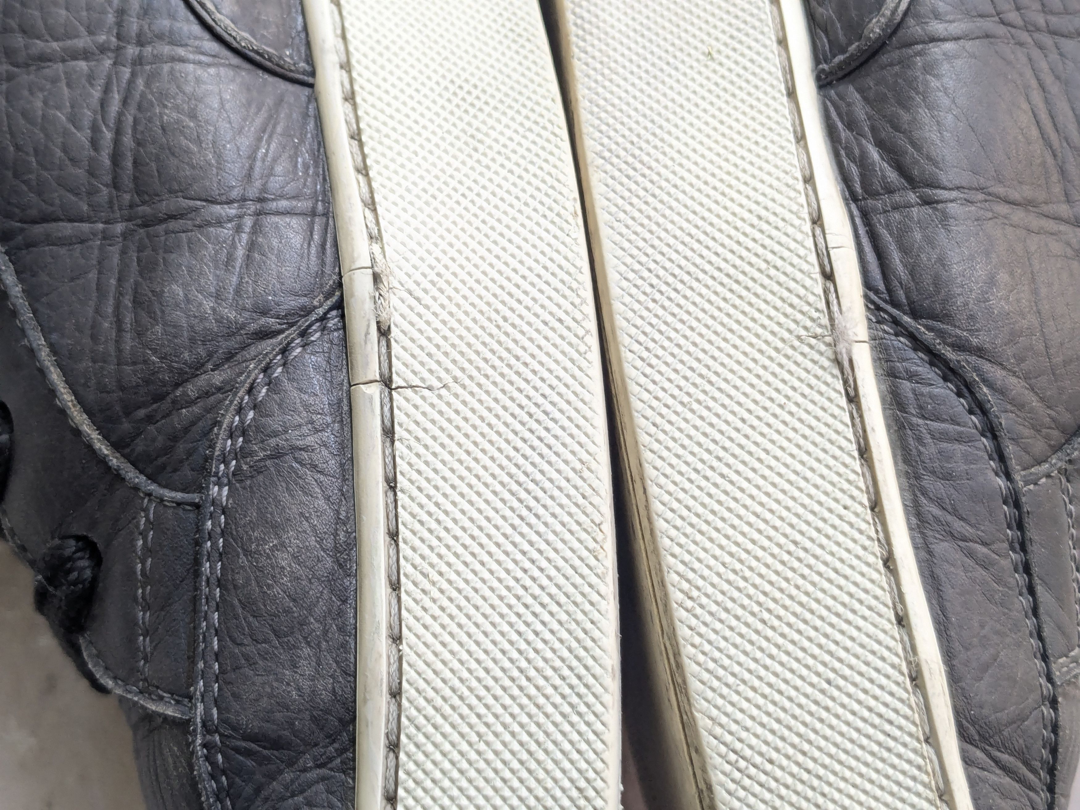 Kanye West × Louis Vuitton Louis Vuitton Dons Kanye West Gray Leather Low Tops 11 Size US 11 / EU 44 - 16 Thumbnail