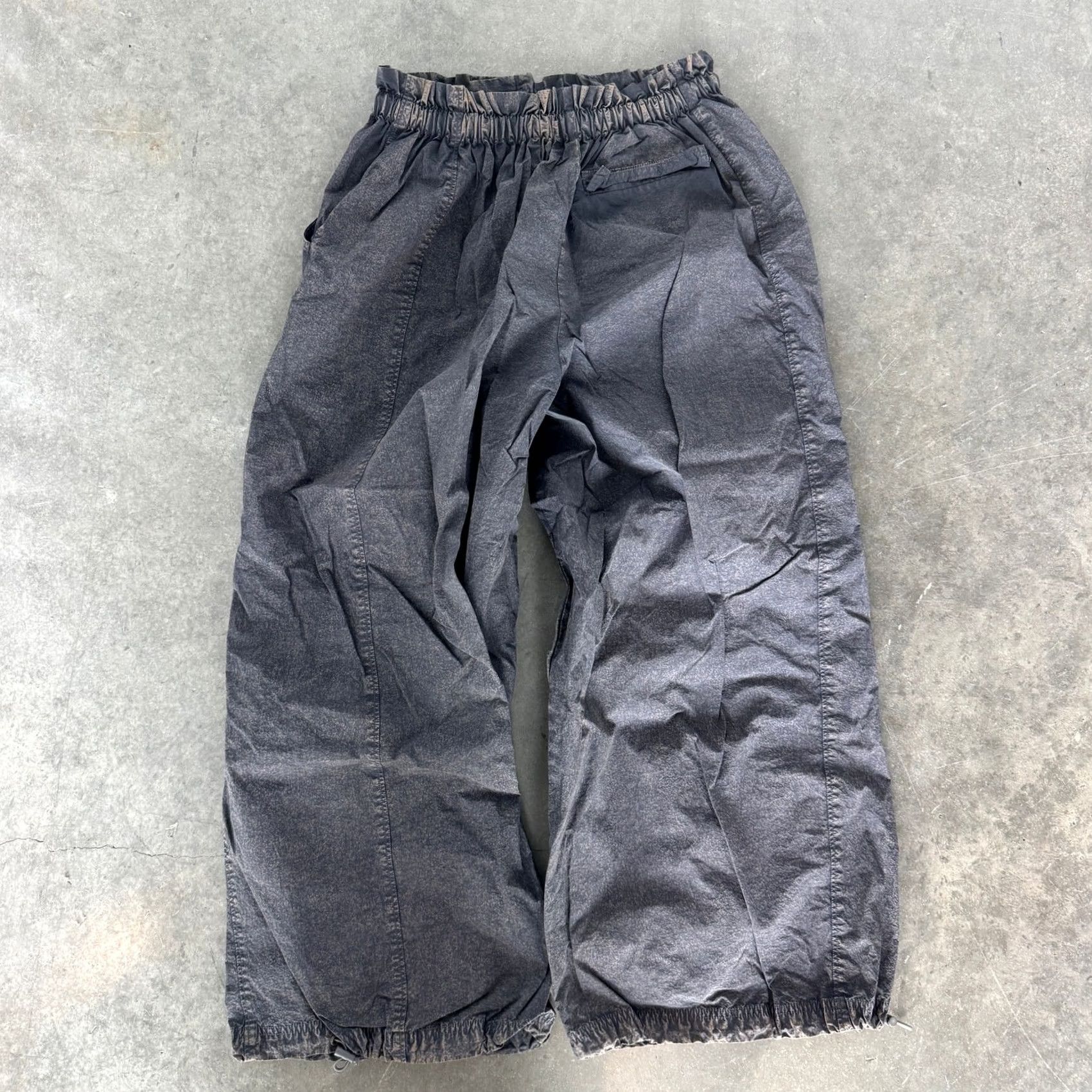 Urban Outfitters VINTAGE Urban Outfitters Baggy Flare Puffer Parachute Pants Dark Grey Small Ladies Womens Pants Size 28" / US 6 / IT 42 - 2 Thumbnail
