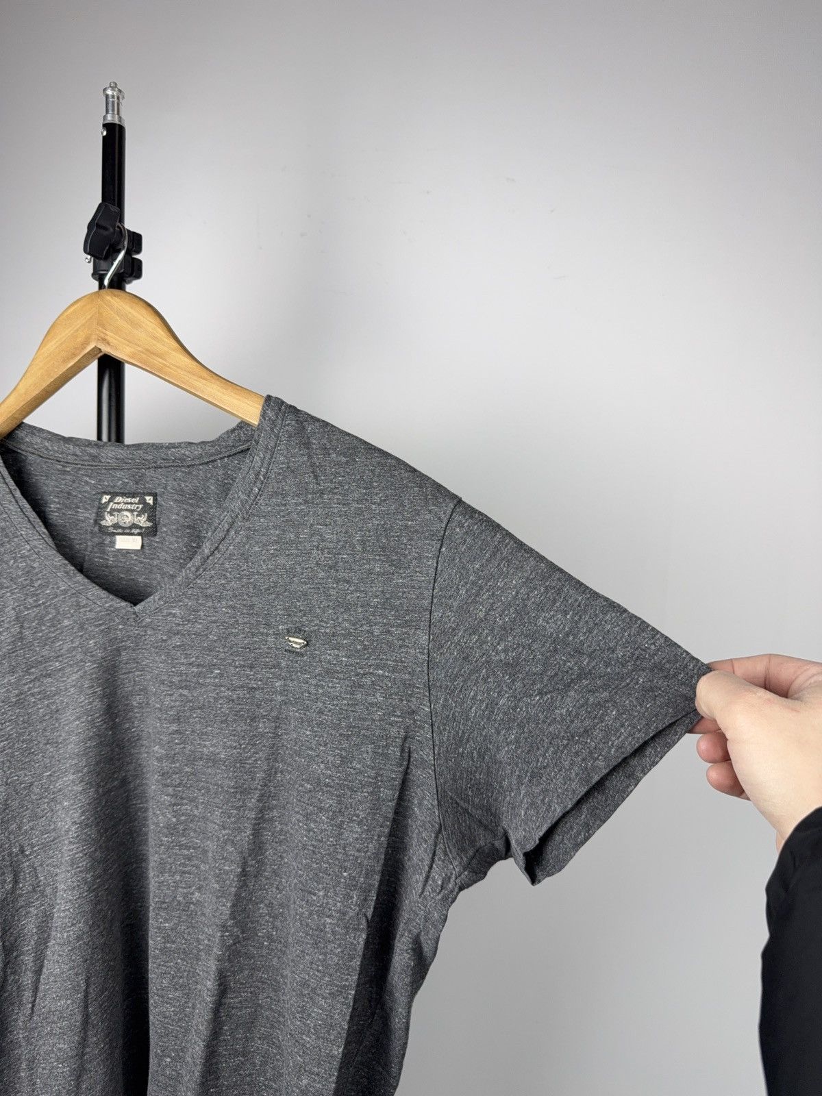 Diesel Luxury 00s Diesel Industry Italy Gray V-Neck Logo T-Shirt Size US L / EU 52-54 / 3 - 5 Thumbnail