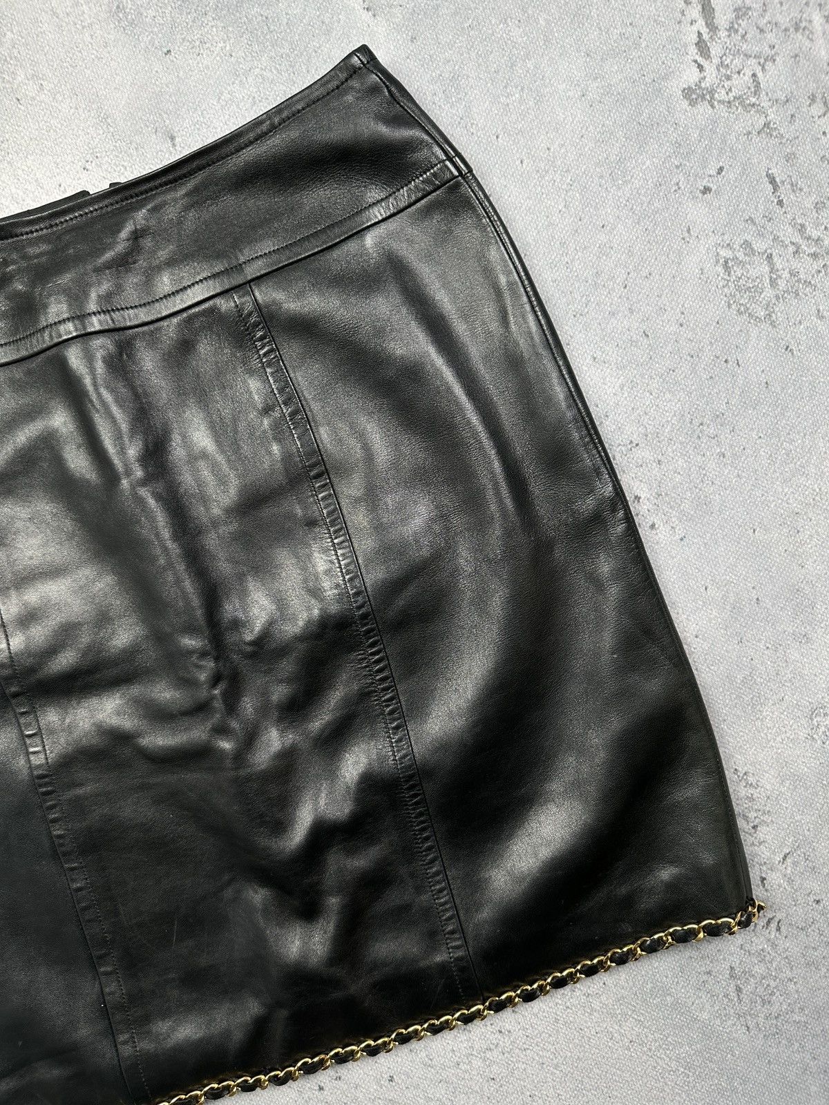 Chanel Vintage Chanel Boutique Black Leather Skirt Gold Chain Trim Size 28" / US 6 / IT 42 - 7 Thumbnail
