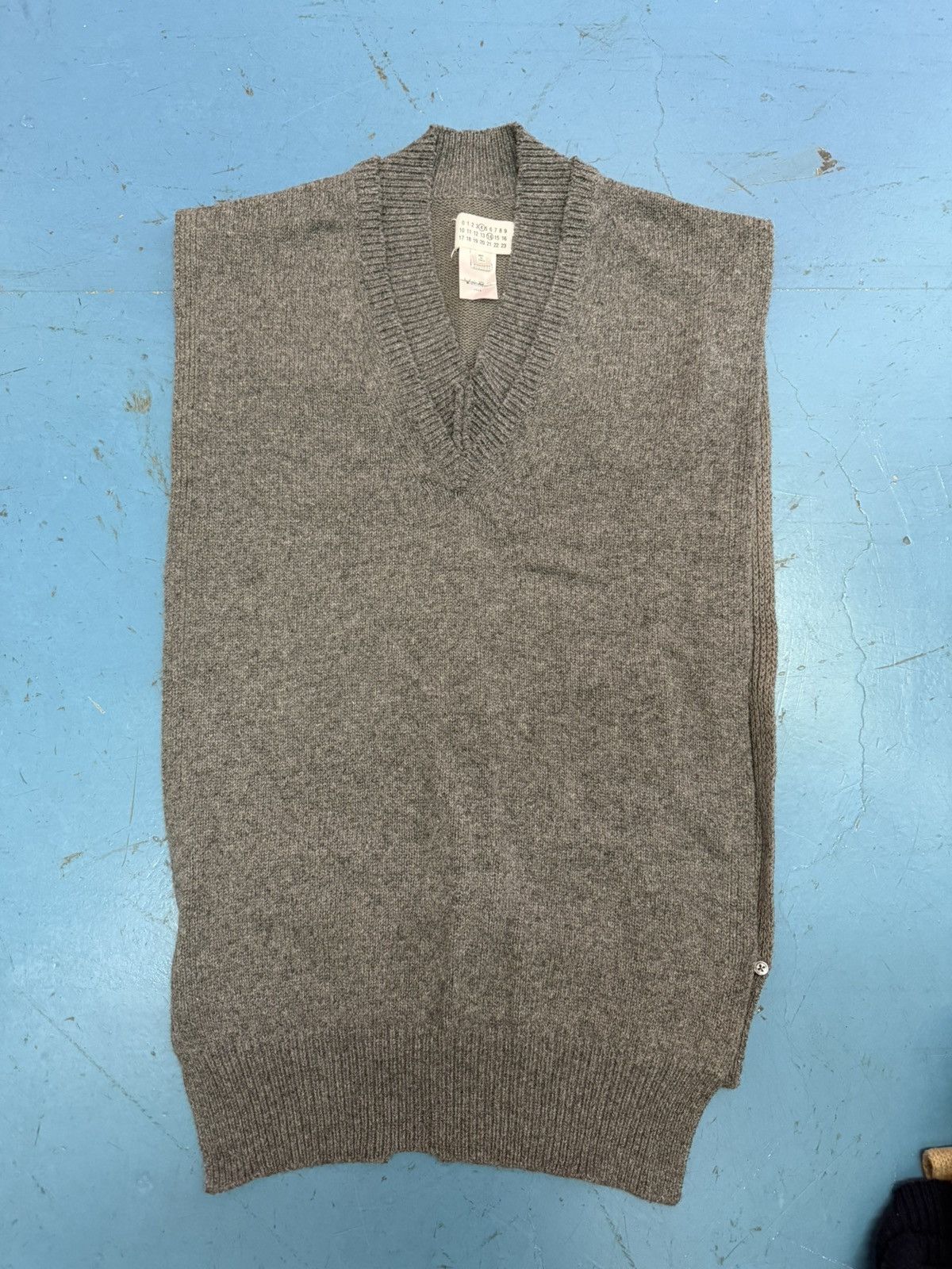 Maison Margiela SI1TH0001 MARGIELA V NECK WOOL VEST Size US XL / EU 56 / 4 - 2 Thumbnail