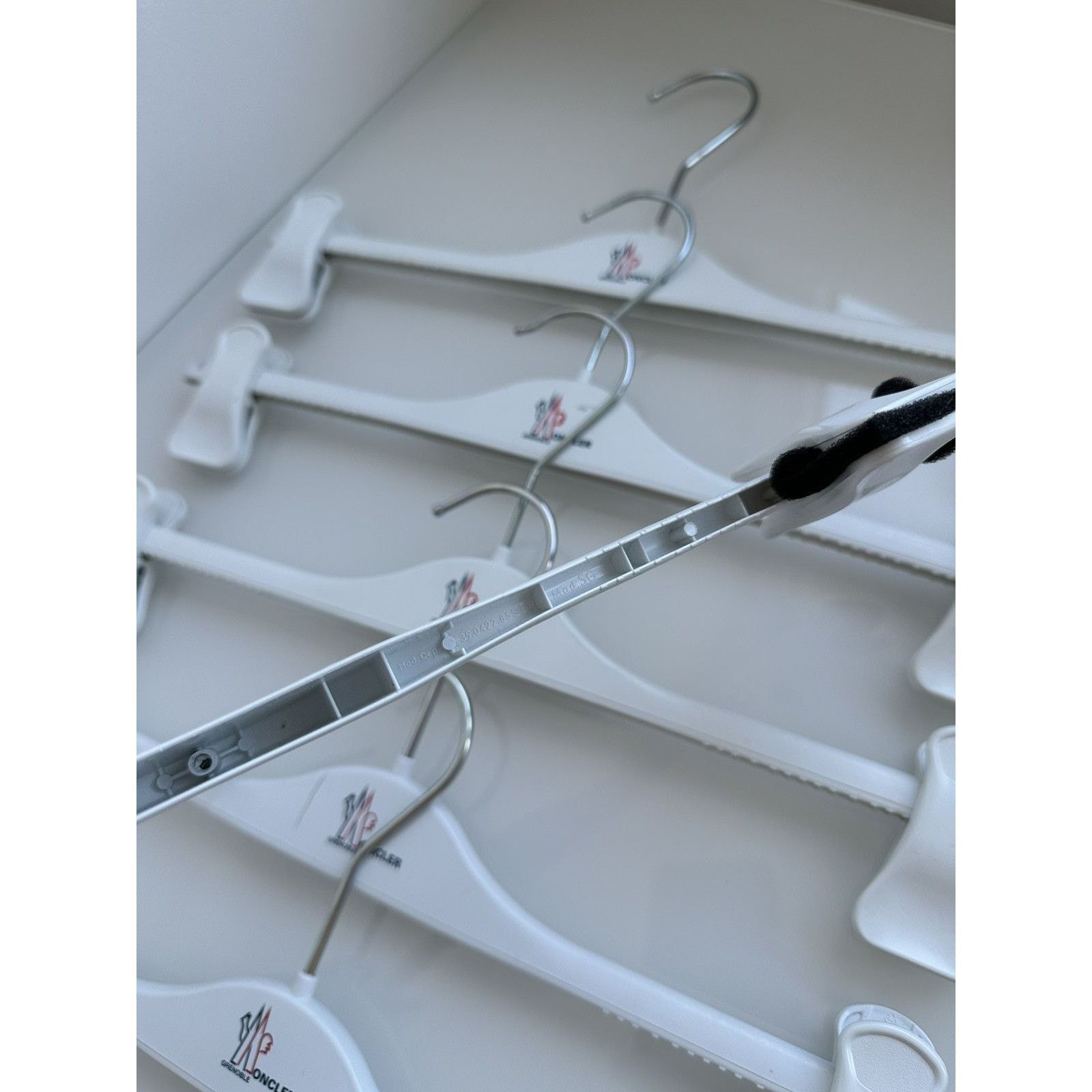Moncler Moncler Grenoble made in italy plastic white hangers Size ONE SIZE - 6 Thumbnail