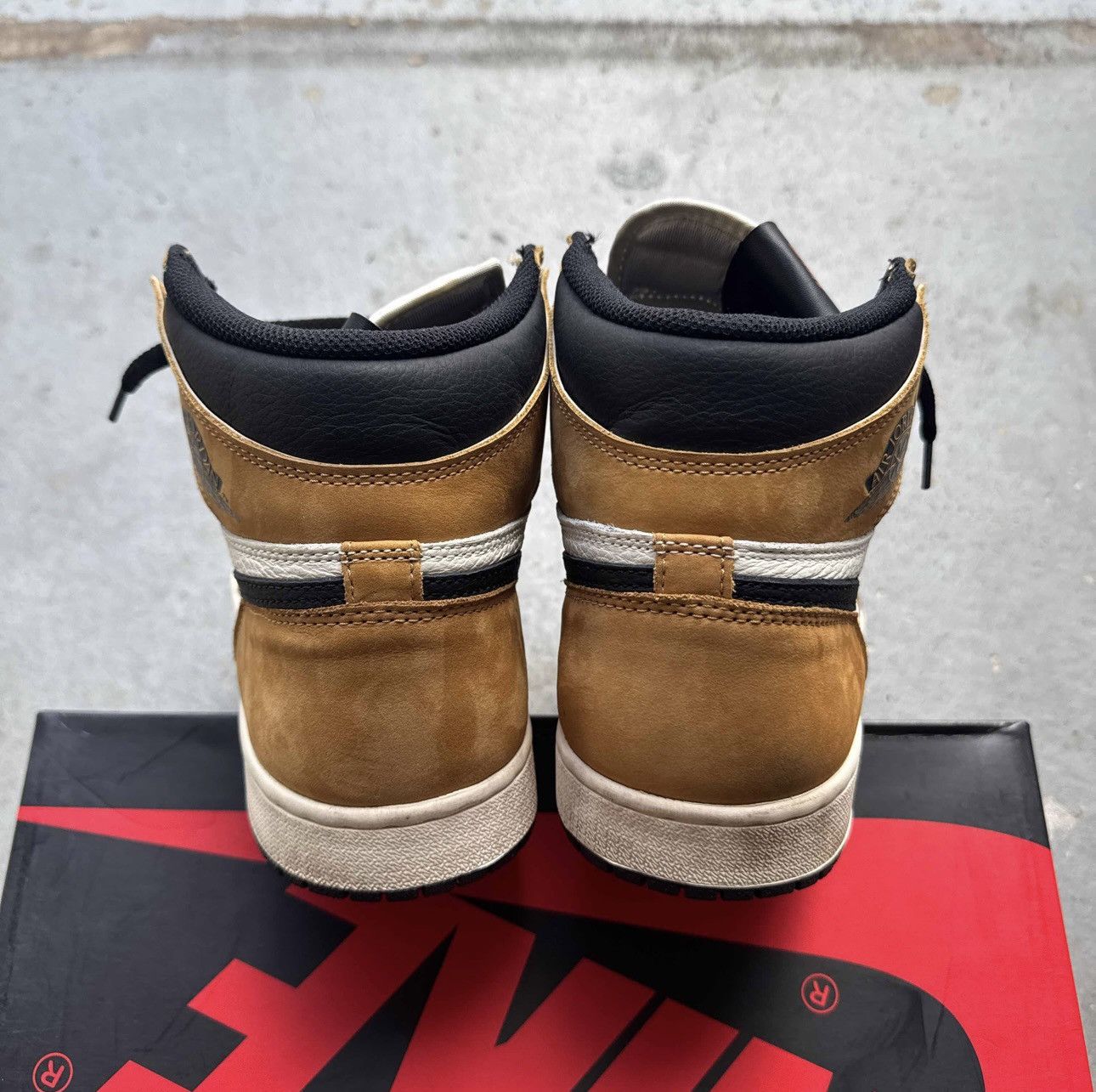 Jordan Brand Air Jordan 1 Retro 'Rookie of the Year' Size US 11 / EU 44 - 4 Thumbnail