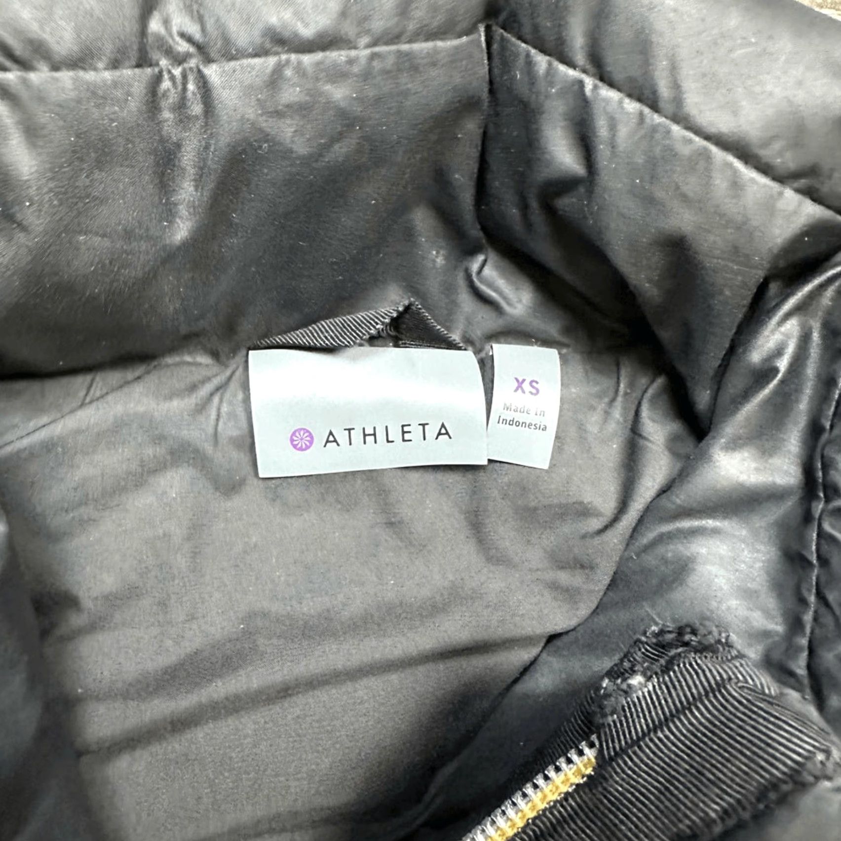 Athleta VINTAGE Athleta goose down Vest Womens XS Black Quilted Zipper Pocket Insulated Down Puffer Quilt Adult? Size XS / US 0-2 / IT 36-38 - 4 Thumbnail