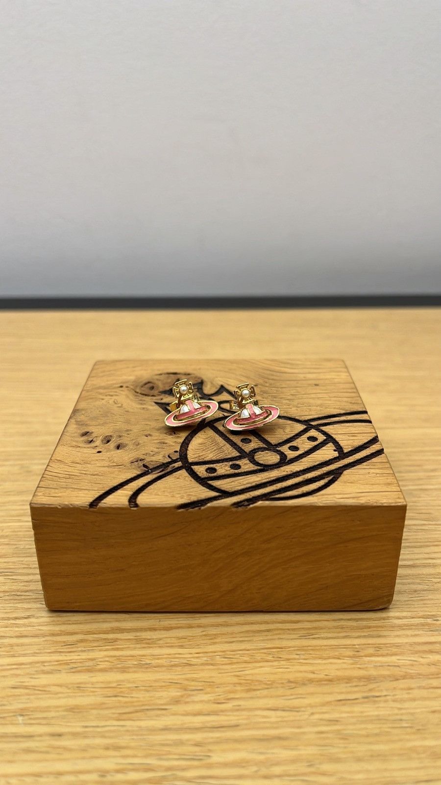 Vivienne Westwood o1f1d3z1025 Size: OS/Simonetta Bas Relief Earrings Gold/Pink Size ONE SIZE - 1 Preview