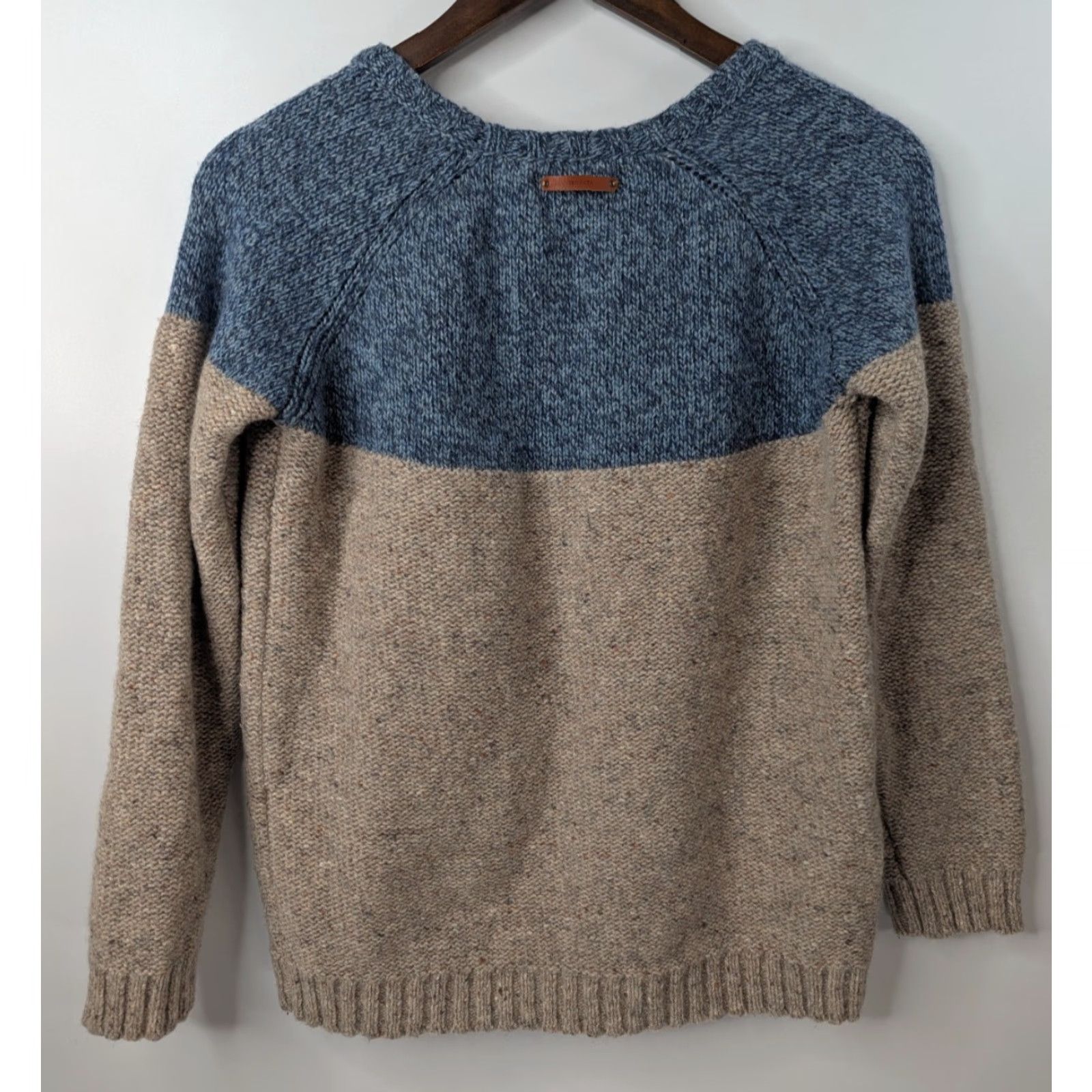 Paradise Trovata Birds of Paradis Lambswool Colorblock Sweater Blue Beige Size M (fits smaller) Pullover Crew Neck Long Sleeve Women Shirt/ Sweater Size M / US 6-8 / IT 42-44 - 4 Thumbnail