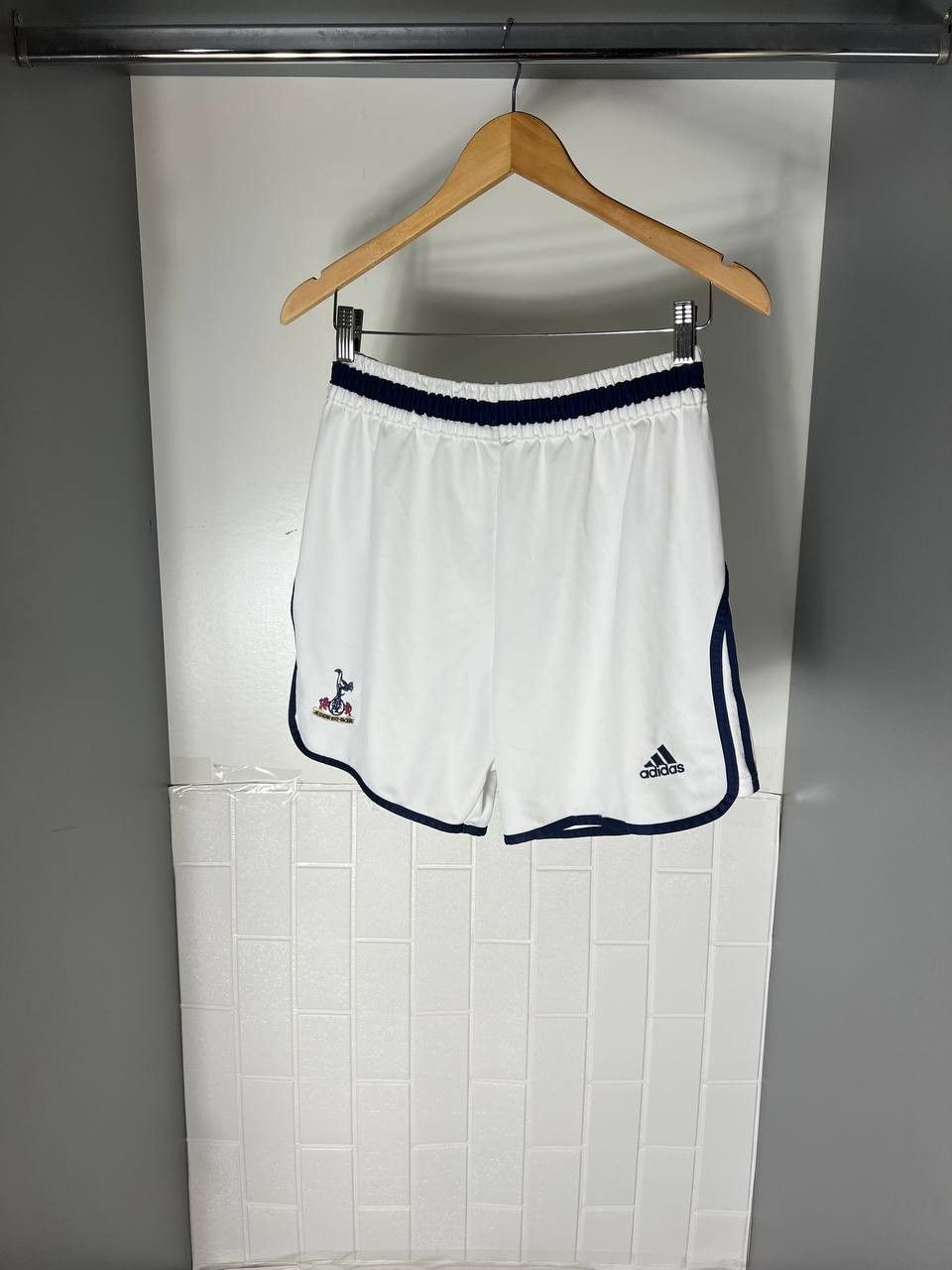 Adidas VINTAGE ADIDAS FC TOTTENHAM HOTSPUR ENGLAND SOCCER JERSEY Size US 31 - 3 Thumbnail