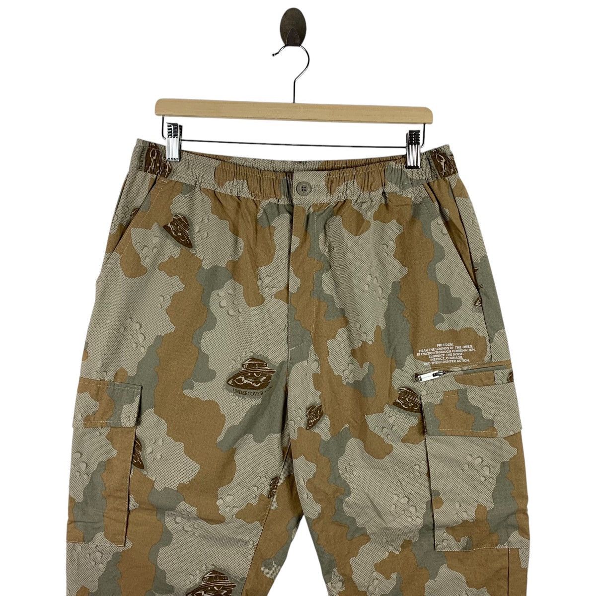 GU × Japanese Brand × Undercover GU X UNDERCOVER Camo full print cargo pants Size US 32 / EU 48 - 2 Thumbnail