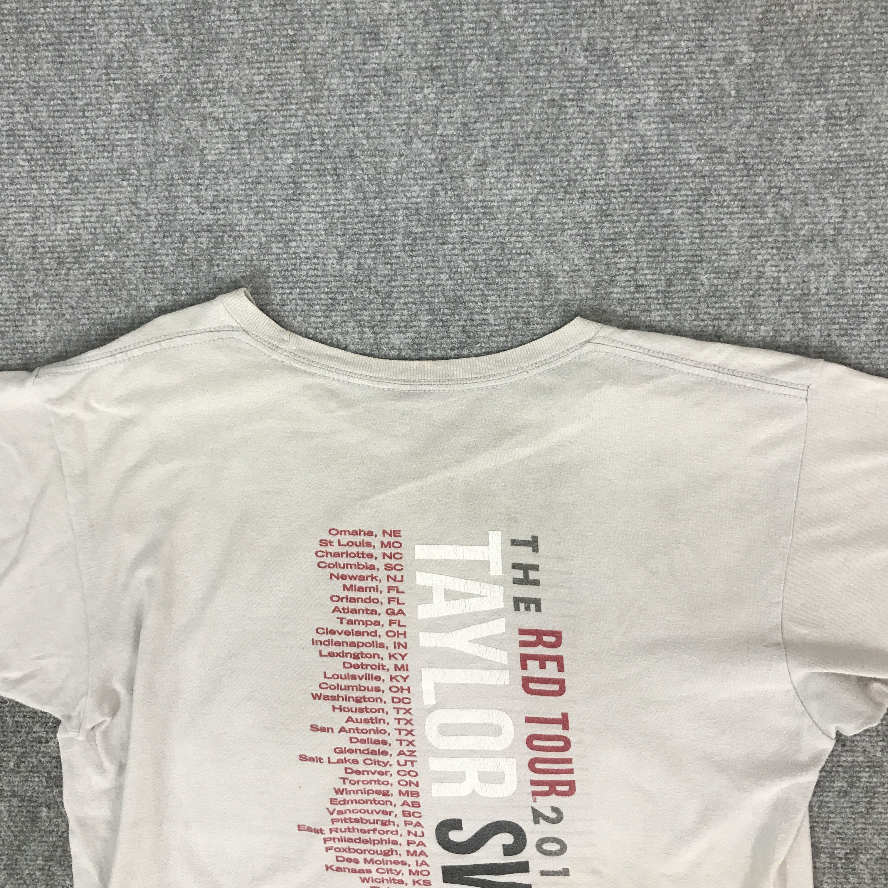 Band Tees Taylor swift red tour t-shirts Size US M / EU 48-50 / 2 - 4 Thumbnail