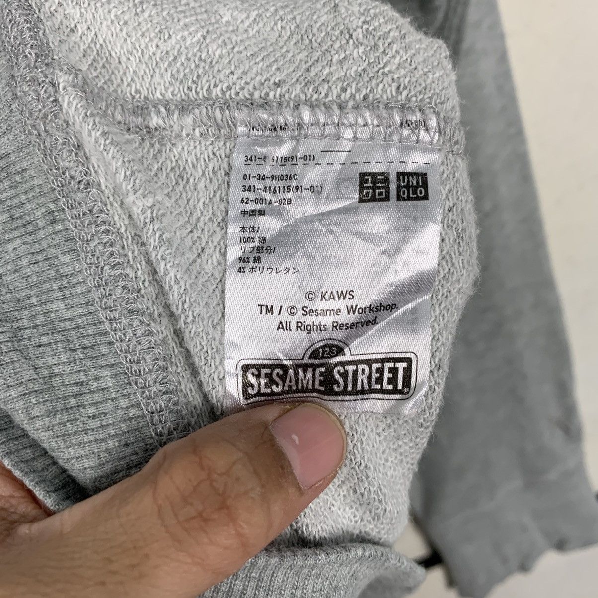 Kaws × Uniqlo Uniqlo Kaws Sesame Street Crewneck Sweatshirt Size US XL / EU 56 / 4 - 11 Thumbnail