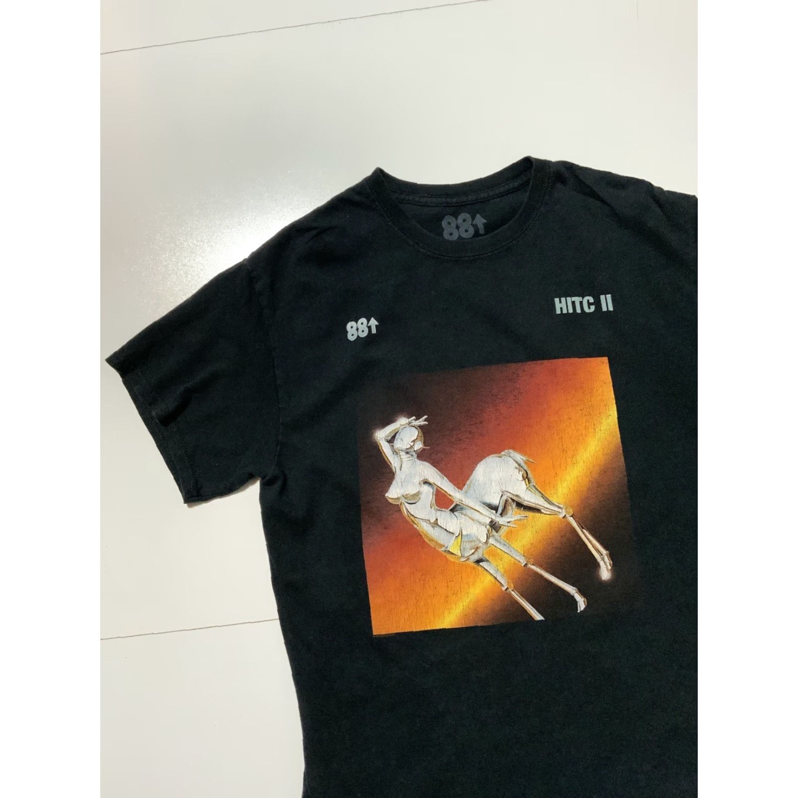 Vintage VINTAGE 88 Rising X Sorayama Head In The Clouds HITC II Black Graphic S/S T-Shirt Sz. M Mens Medium Graphic, Black Size US M / EU 48-50 / 2 - 3 Thumbnail