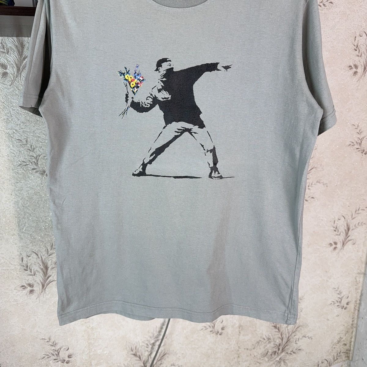 Other Banksy T shirt Art Flower bouquet Thrower molotov Rioter M Size US M / EU 48-50 / 2 - 8 Thumbnail