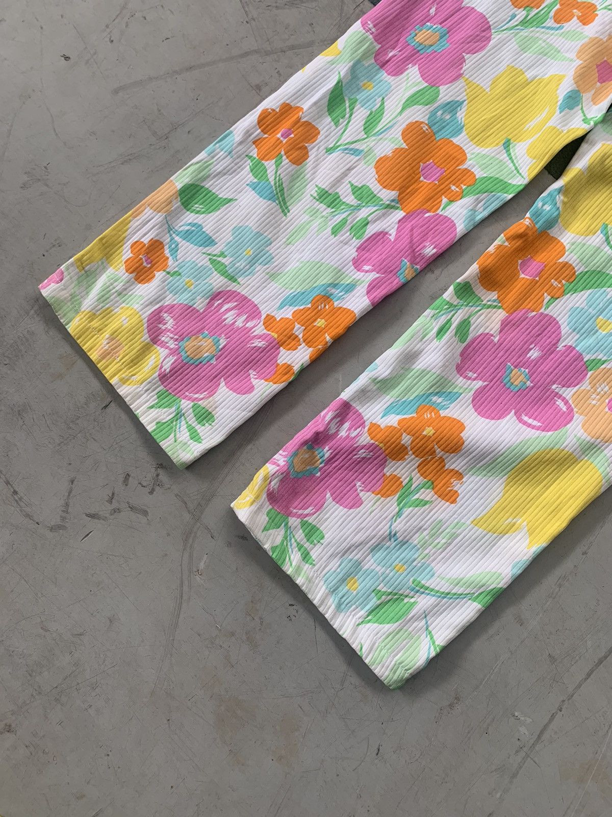 United Colors Of Benetton Floral Pants United Colors of Benetton Size 31" - 9 Thumbnail