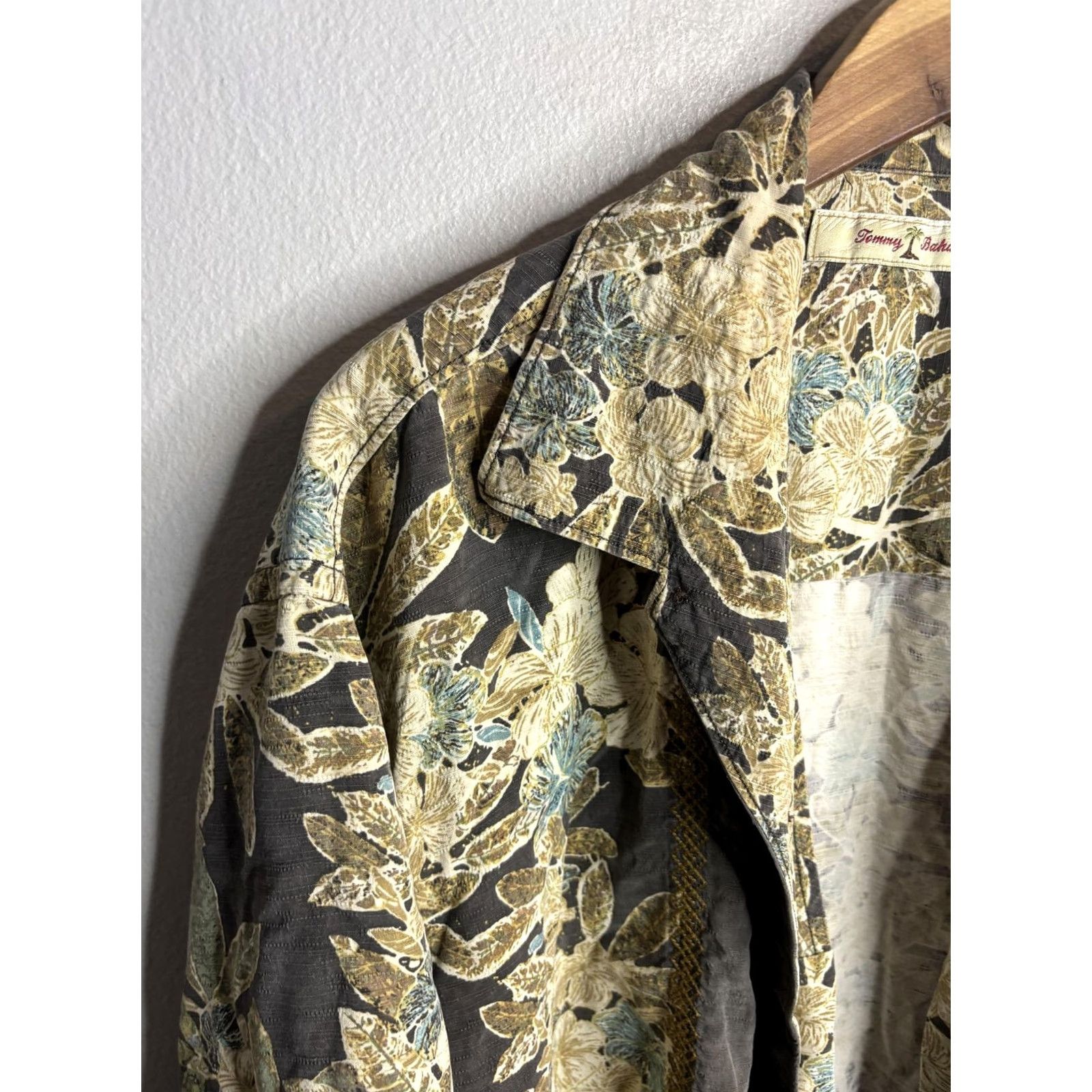 Tommy Bahama Tommy Bahama Shirt Mens XL Gray Silk Hawaiian Floral Camp Button Front Casual Shirt Size US XL / EU 56 / 4 - 2 Thumbnail