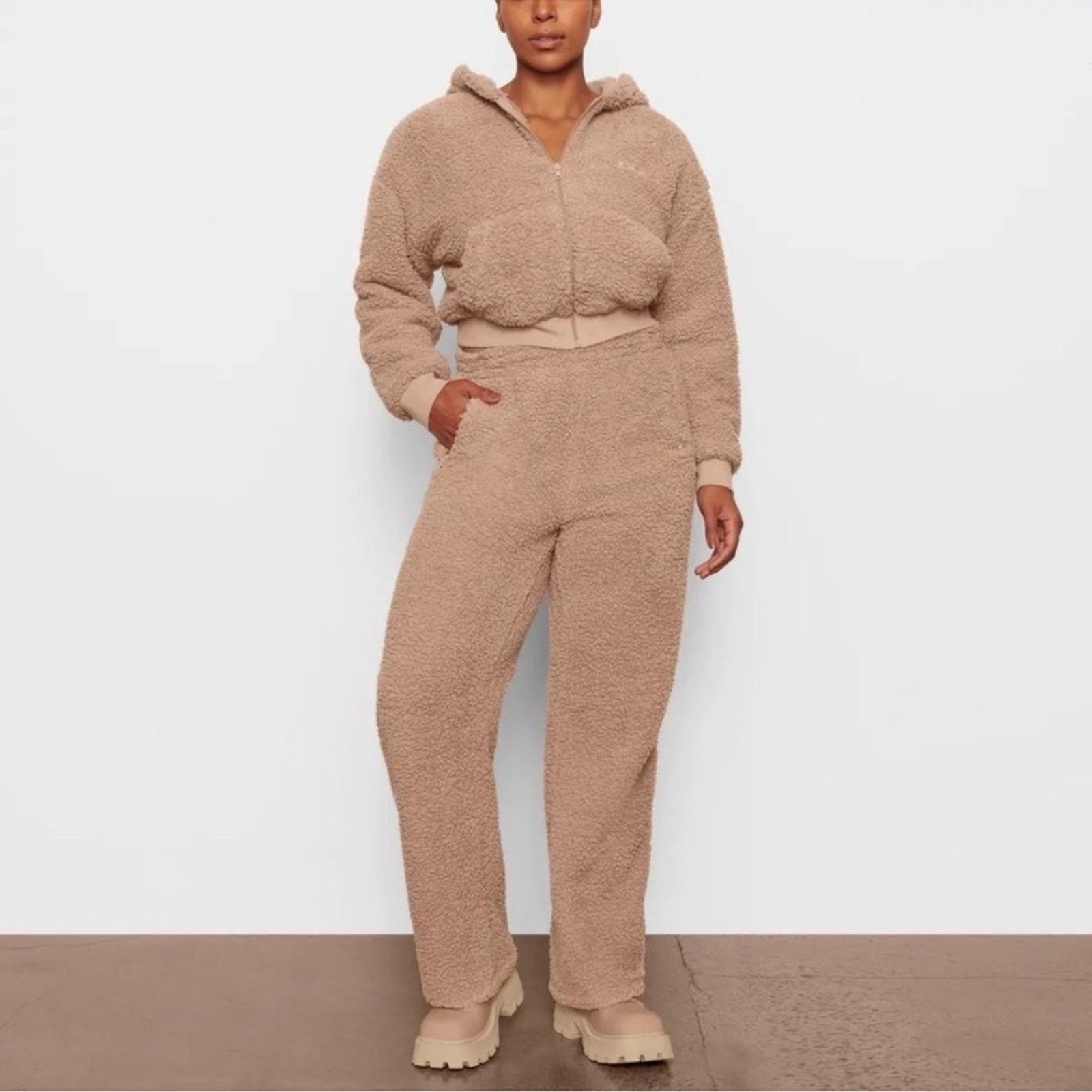 SKIMS Skims Teddy Track Fleece Pants Size 27" / US 4 / IT 40 - 1 Thumbnail
