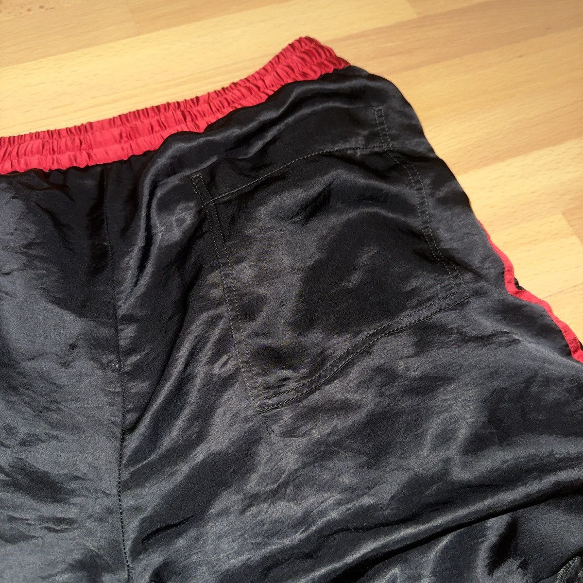 Gucci Gucci Logo Tape Satin Shorts Black/Red Size US 31 - 11 Thumbnail