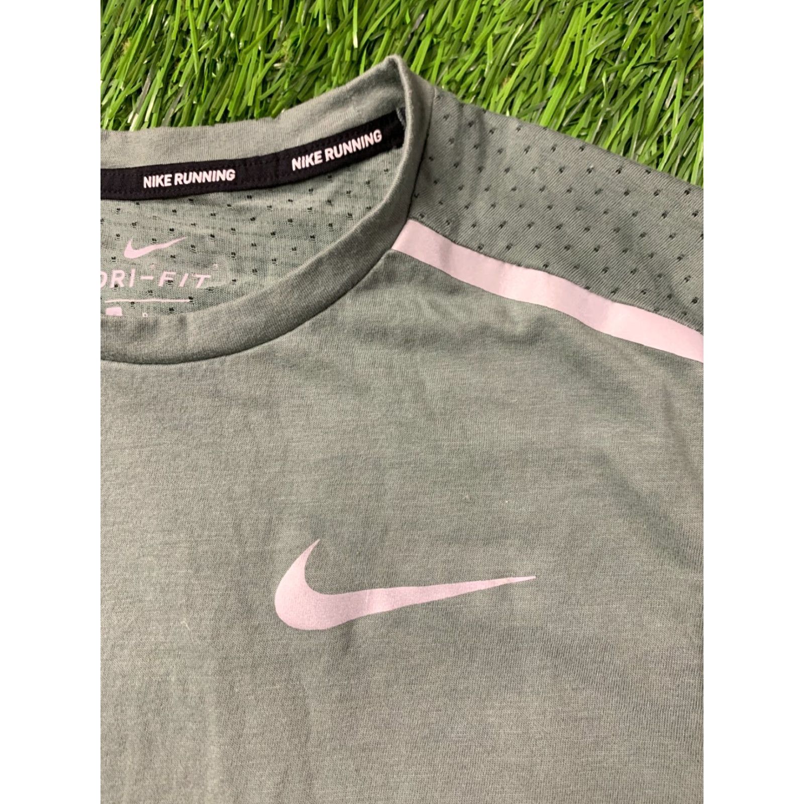 Nike Nike Running Dri-Fit Original 2018 Men Shirt Jersey T-Shirt Size S Green 85% Polyester 15% Cotton Short Sleeve Classic Fit Gaming? Size US S / EU 44-46 / 1 - 3 Thumbnail