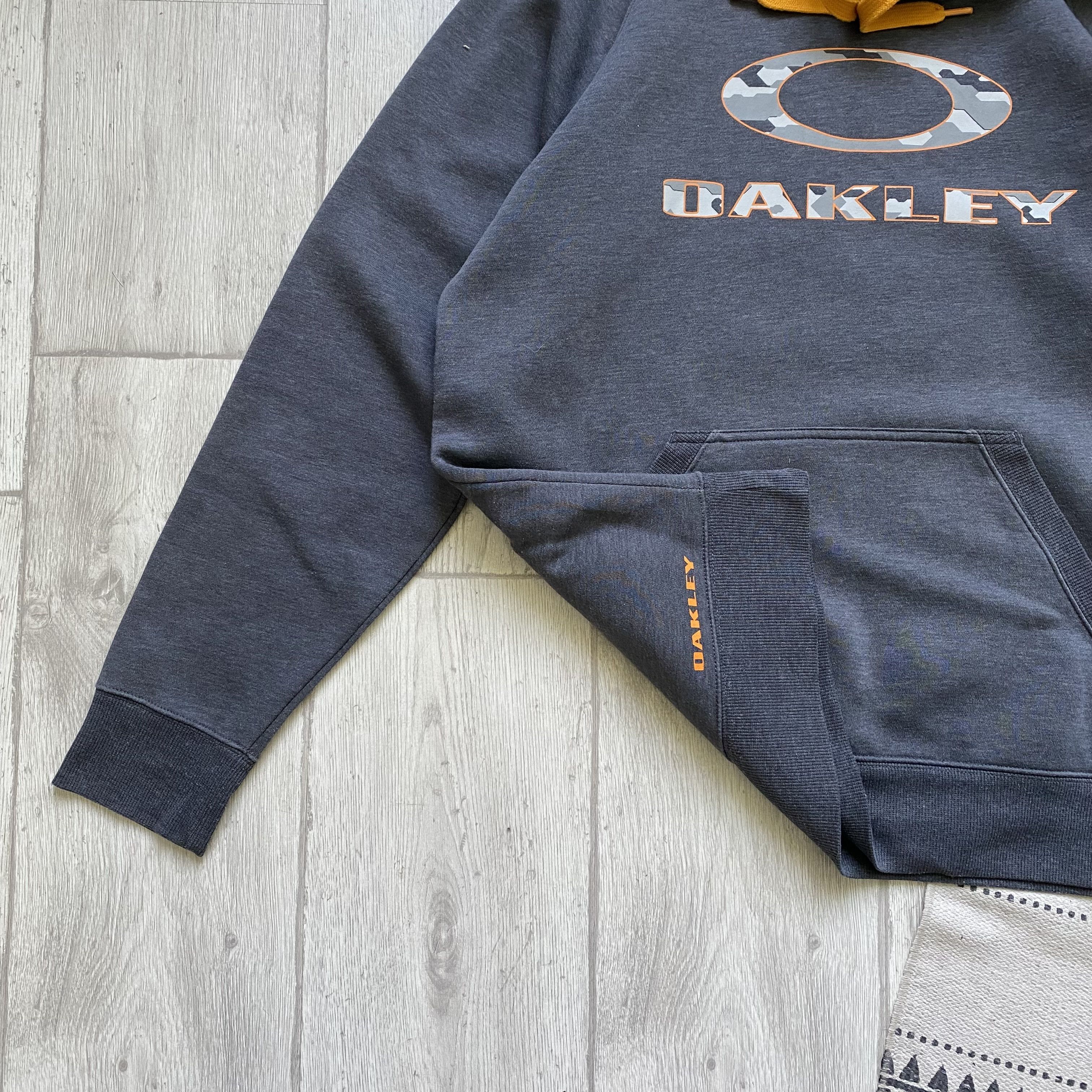 Oakley 🏂 Oakley hoodie center logo board wear Surf Skater Size US L / EU 52-54 / 3 - 8 Thumbnail