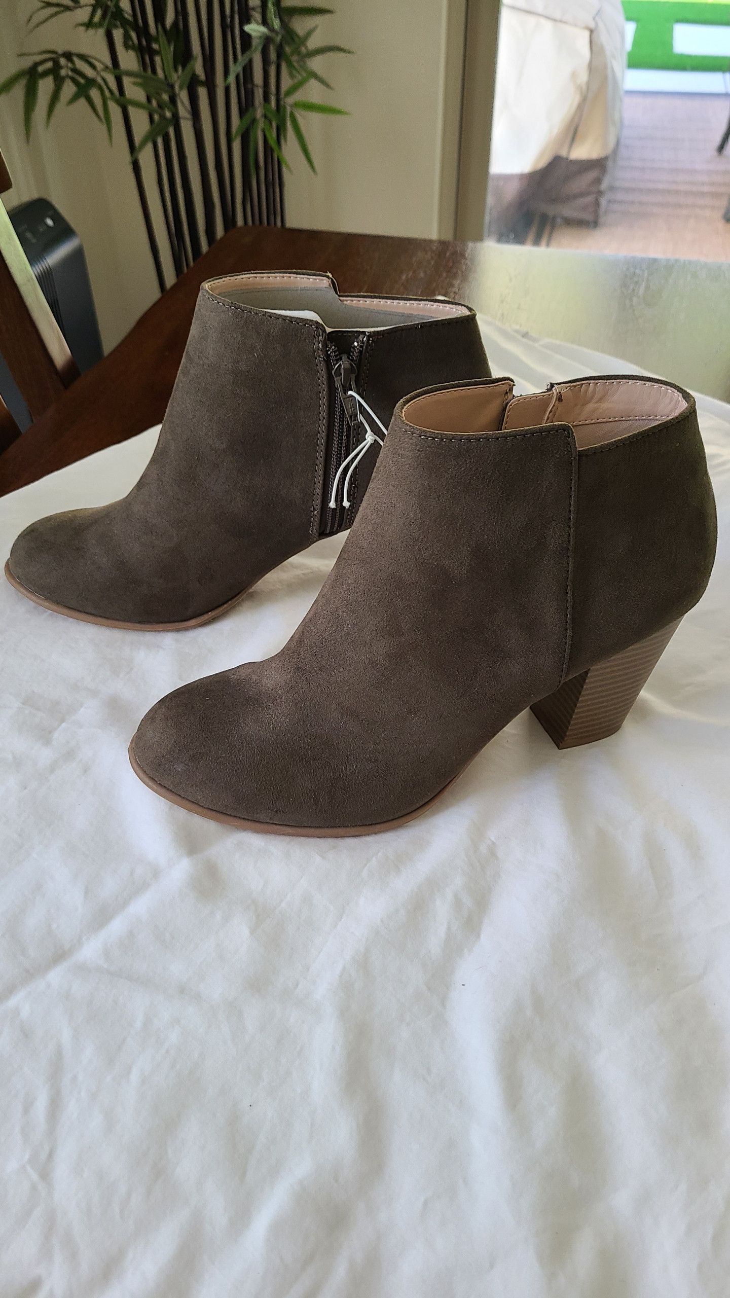 Old Navy *NWT* Olive Green Faux Suede Ankle Boots (size 10) Size US 10 / IT 40 - 3 Thumbnail