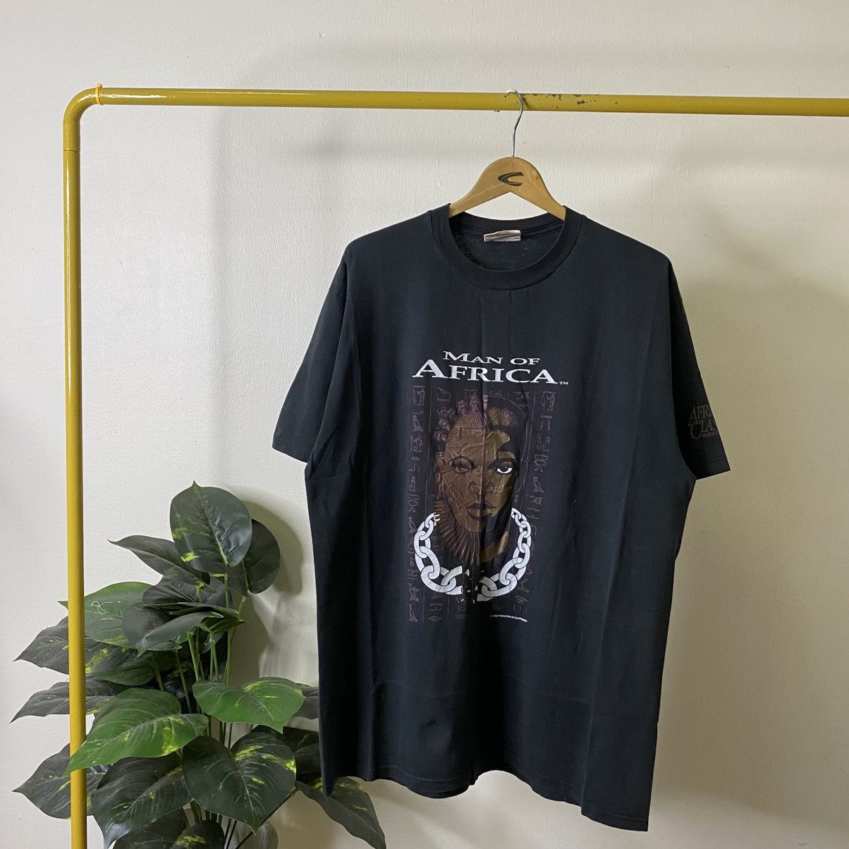 Vintage Vintage 1992 MAN OF AFRICA Black Pride Culture T Shirt Size US XL / EU 56 / 4 - 1 Thumbnail