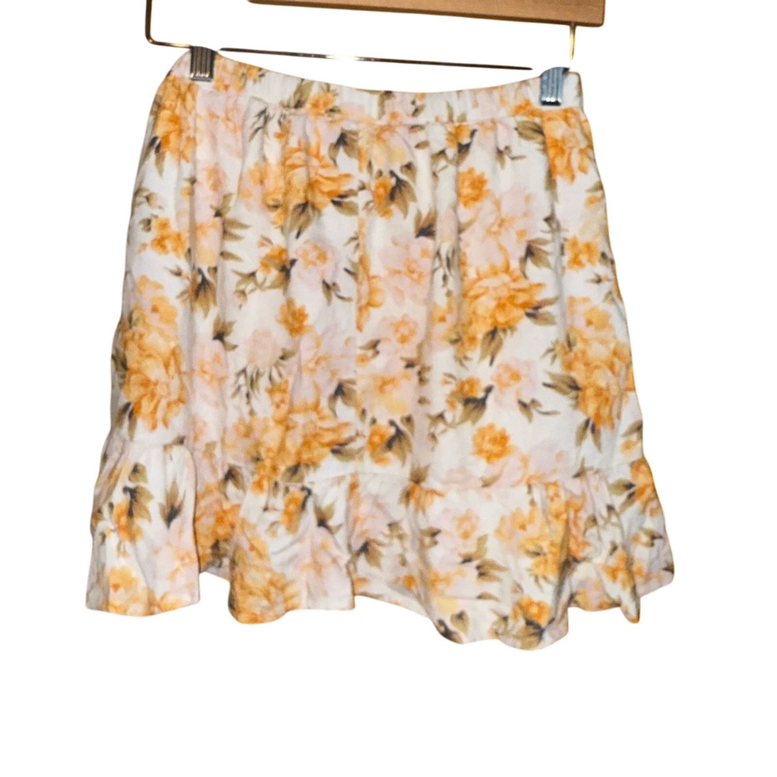 American Eagle Outfitters American Eagle Skirt. Yellow Rose pattern. Size small. Size 28" / US 6 / IT 42 - 2 Thumbnail