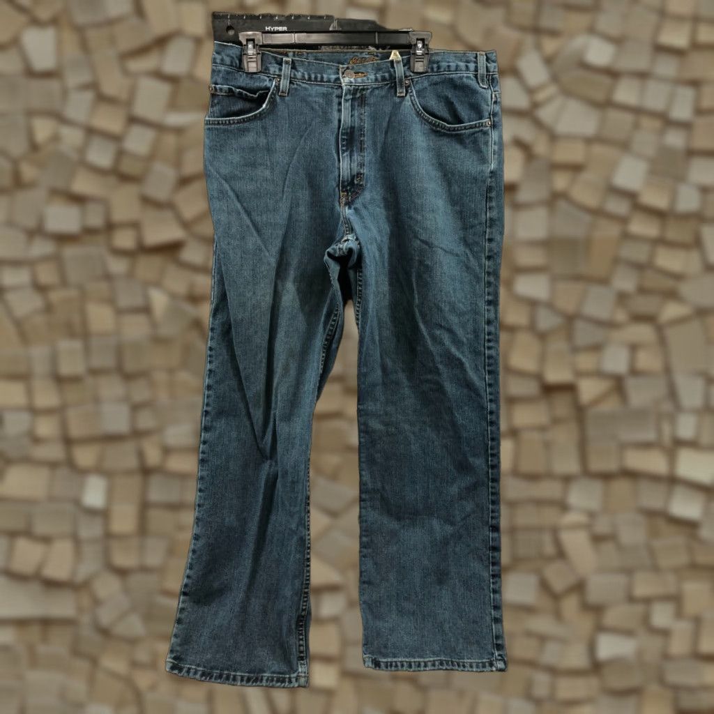 Eddie Bauer Eddie Bauer Jeans Relaxed Straight Size 36x32 Mens Mid Blue Wash Flaw Size US 36 / EU 52 - 1 Thumbnail