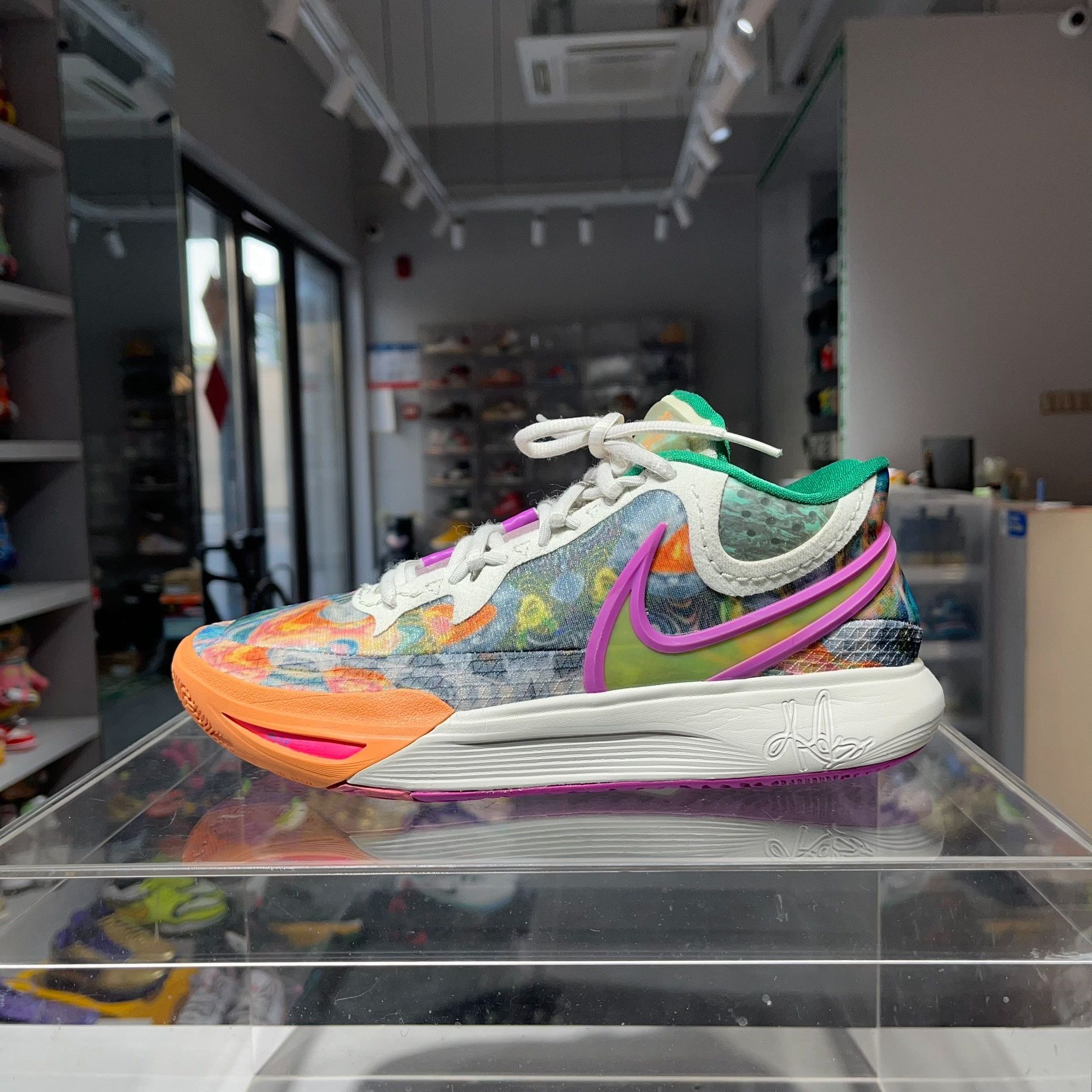 Nike Nike KYRIE Lowtop Sneakers 9.5 Men Size US 9.5 / EU 42-43 - 1 Thumbnail