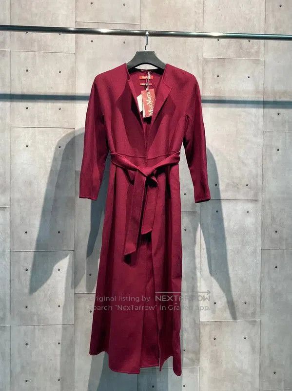 MaxMara Elegant Red Wool Blend Winter Coat .