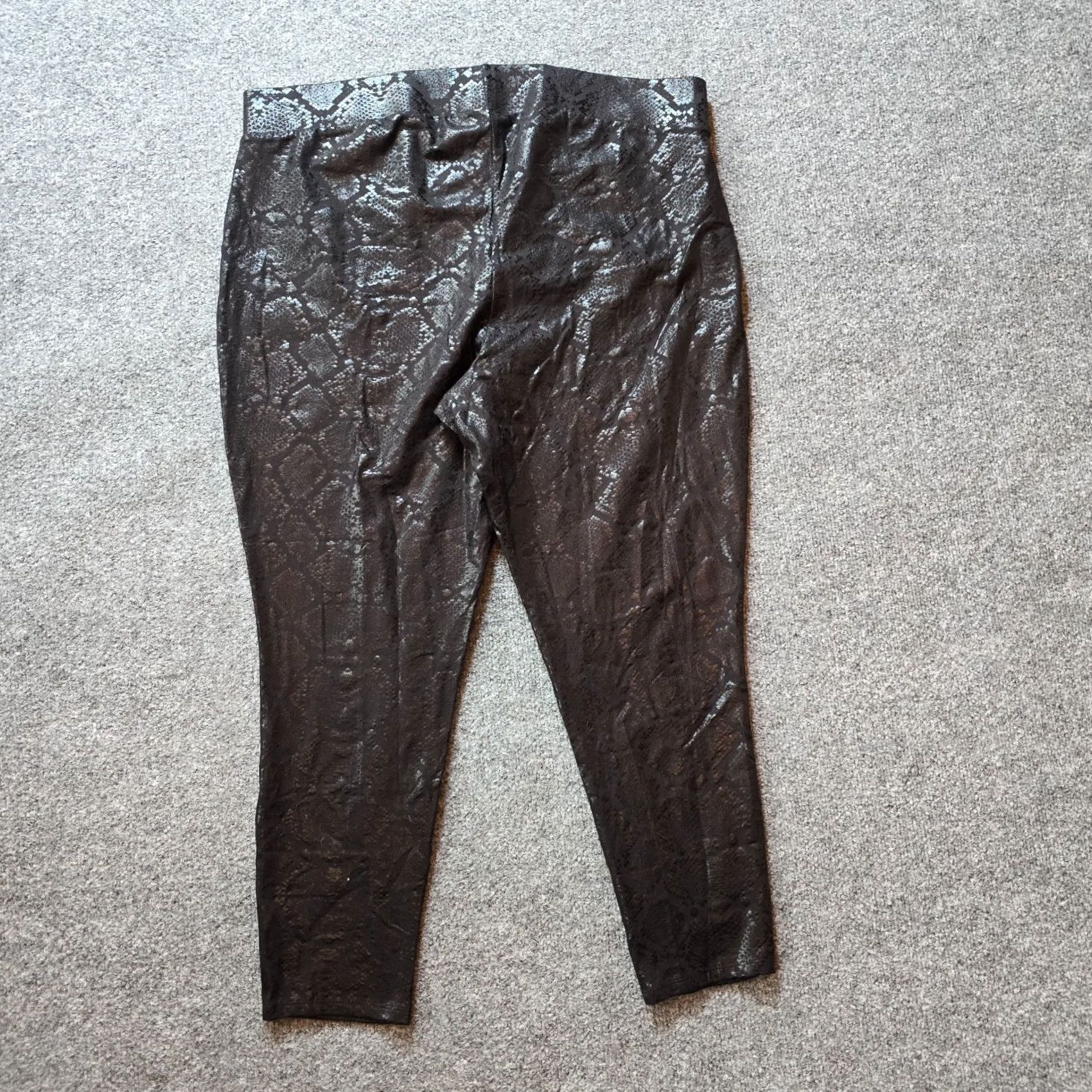 Torrid Torrid Pants Women 3X Black Snakeskin Leggings Cropped Capri Pull On Casual Size 40" / US 18 - 7 Thumbnail