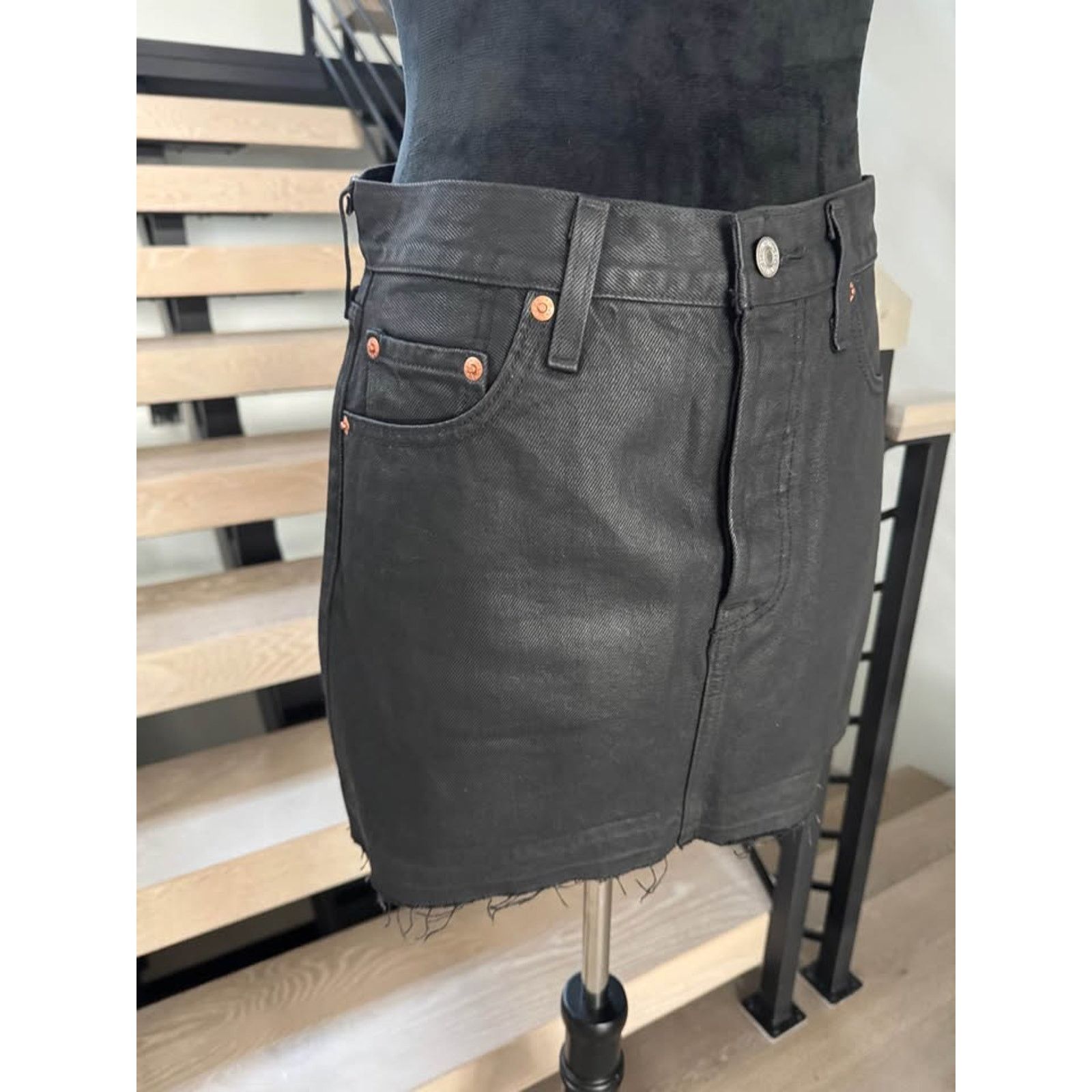 Levi's Levi's Black Denim Raw Hem Mini Skirt size 25 Size 25" / US 0 / IT 36 - 3 Thumbnail