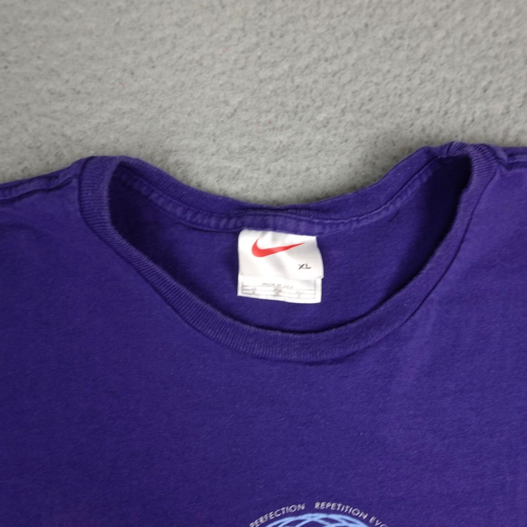 Nike VINTAGE Nike Shirt Mens XL Purple Repetition Swoosh Graphic Tee Made USA 90s Size US XL / EU 56 / 4 - 6 Thumbnail