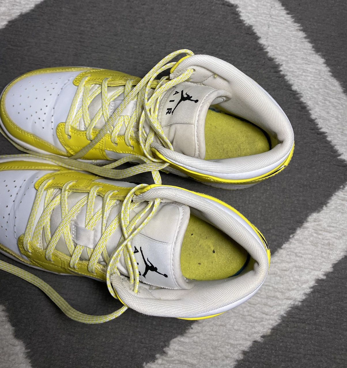 Jordan Brand × Nike Nike Air Jordan 1 Mid Dynamic Yellow Floral (GS) sneakers Size US 6.5 / IT 36.5 - 17 Thumbnail
