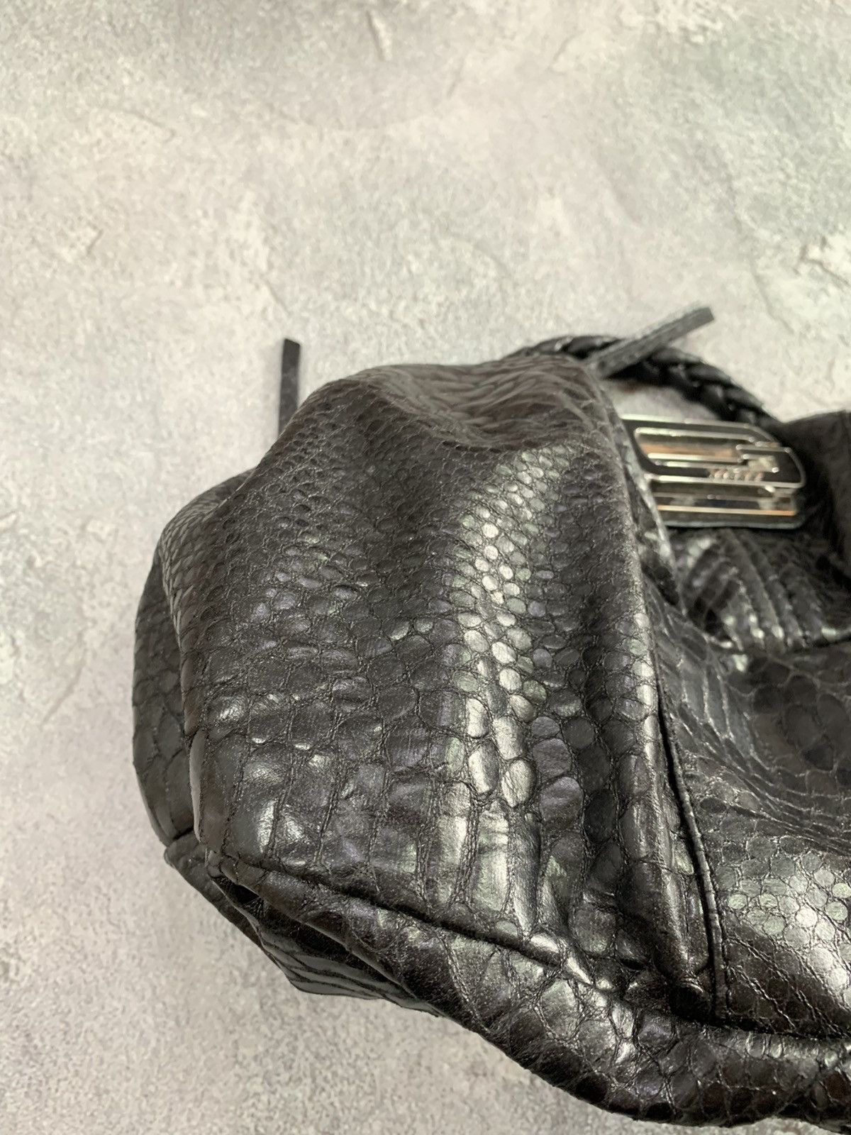 Guess Vintage Guess Y2K Black HandBag Avant Garde Python Patern Size ONE SIZE - 14 Thumbnail